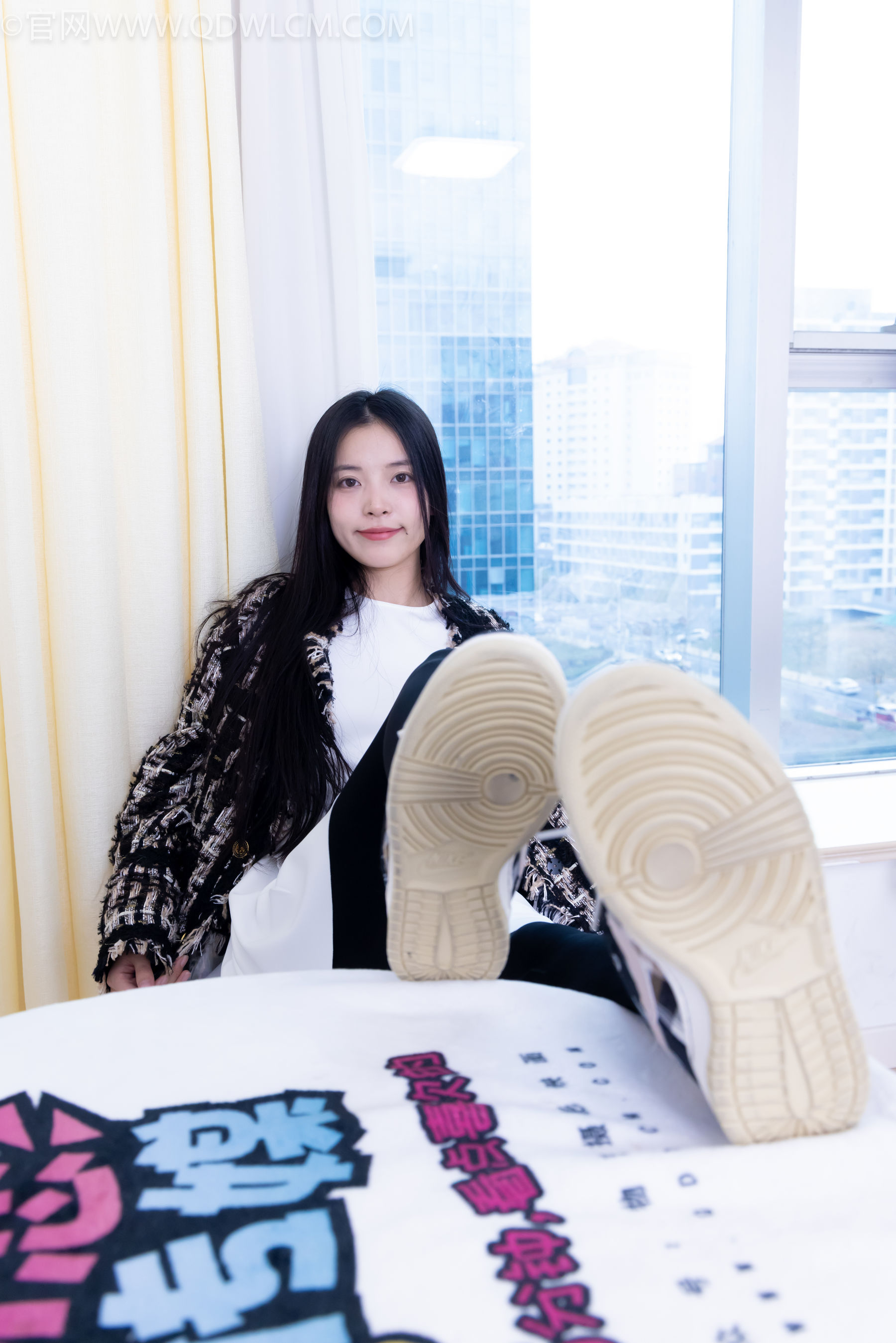 物恋传媒 No.2260 茯苓 -板鞋、黑色踩脚裤、白棉袜/(156P)