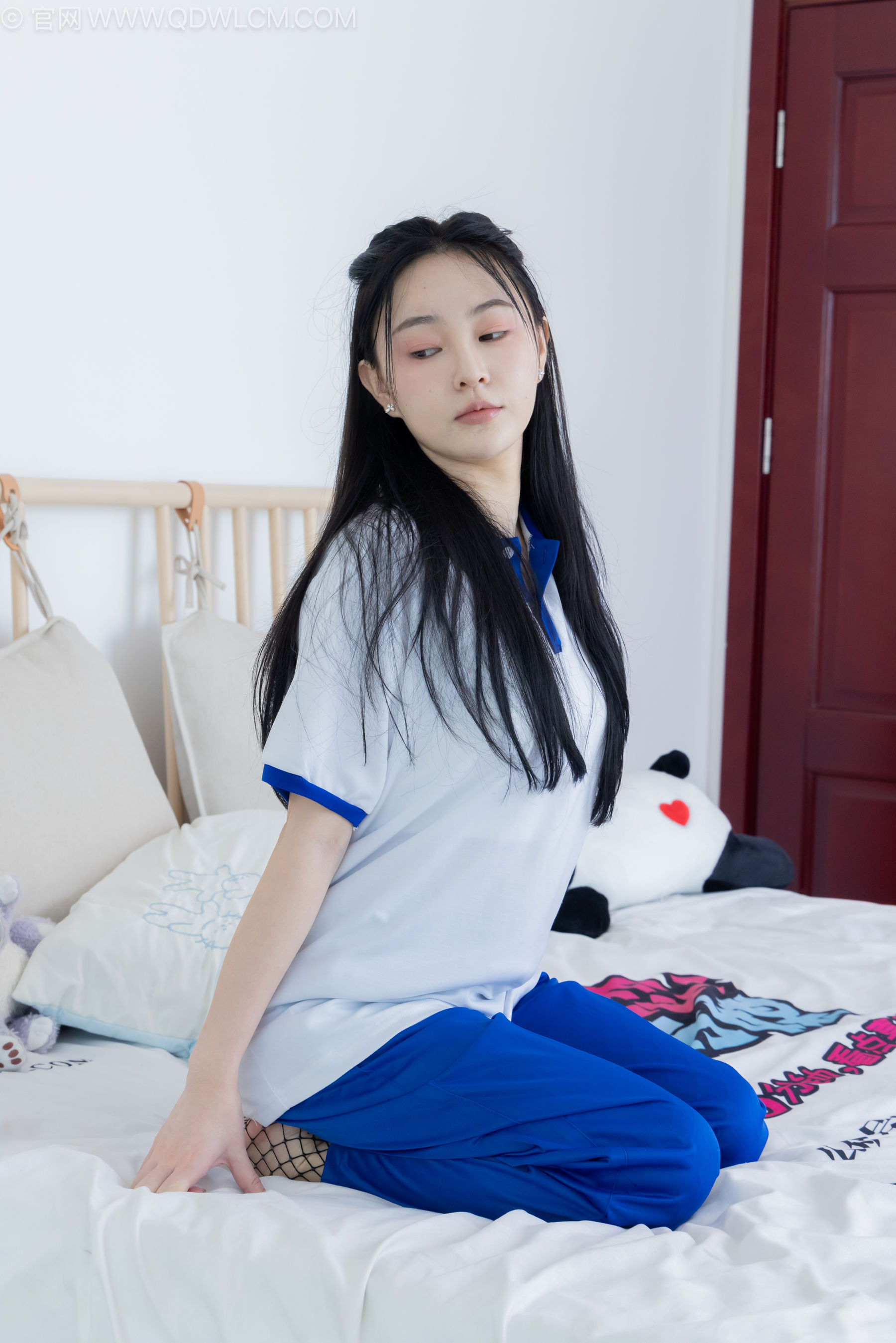 物恋传媒 No.2241 美兔 -板鞋、黑网袜、校服裤里丝/(155P)