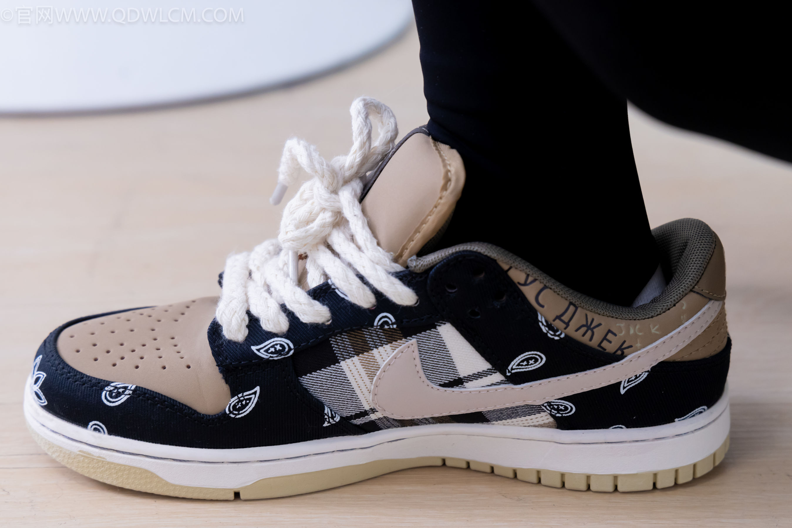 物恋传媒 No.2260 茯苓 -板鞋、黑色踩脚裤、白棉袜/(156P)