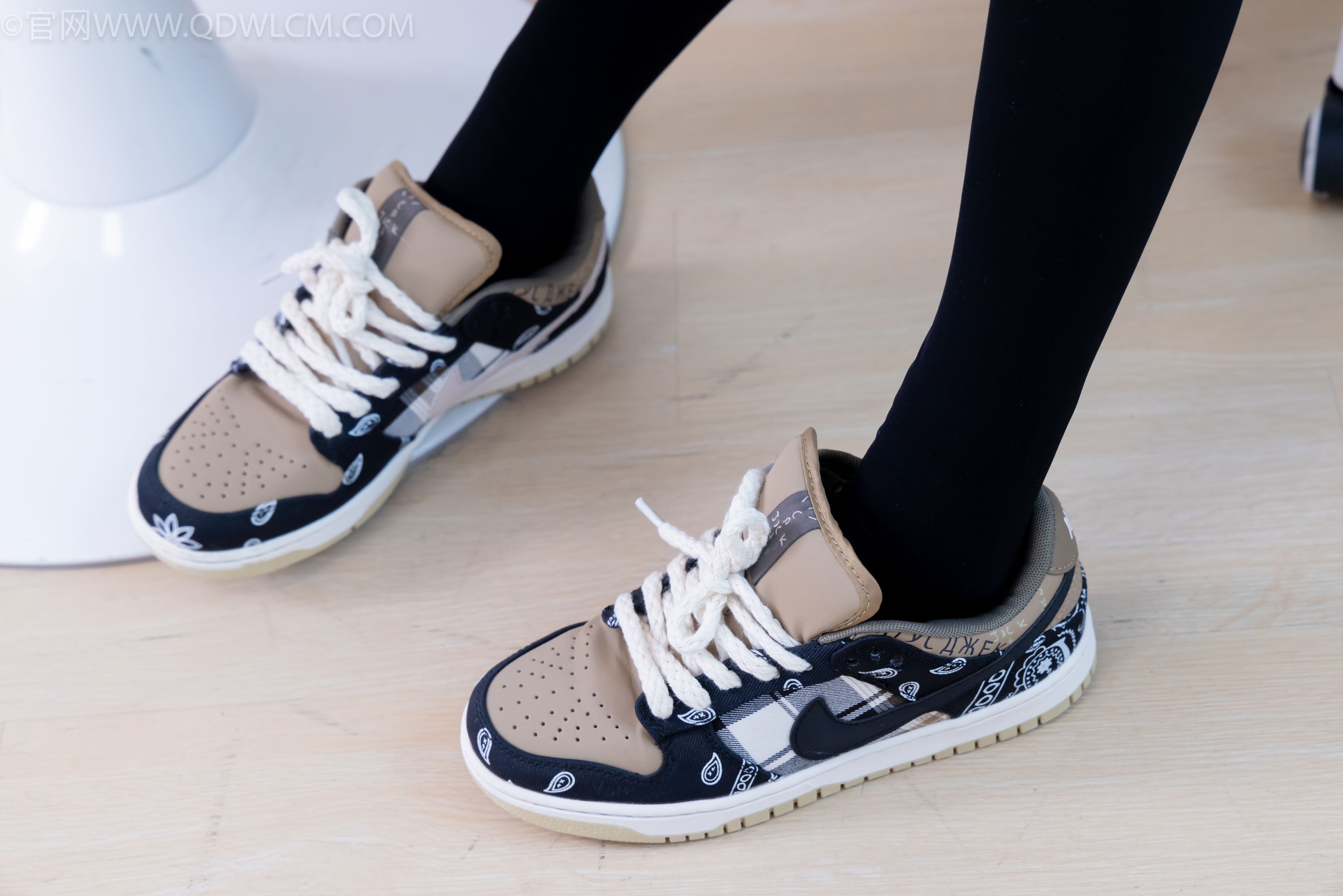 物恋传媒 No.2260 茯苓 -板鞋、黑色踩脚裤、白棉袜/(156P)