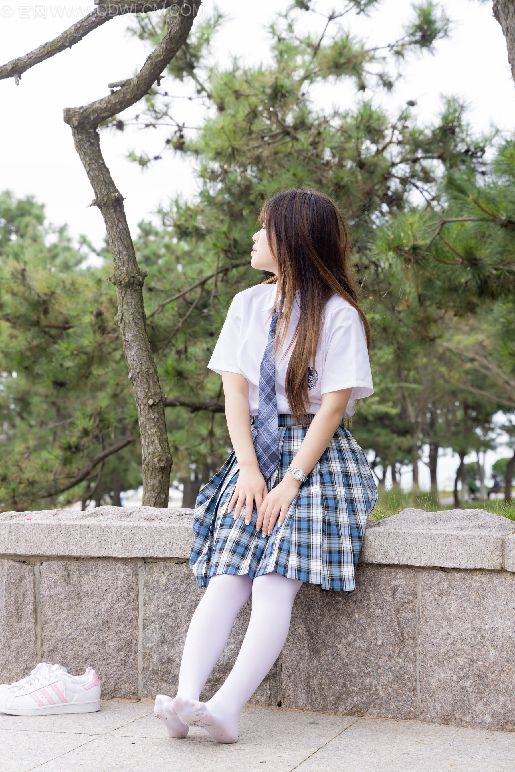 物恋传媒 No.2242 闪闪 -板鞋、厚白丝、户外草地公园沙滩脱鞋丝袜走路剧情/(155P)