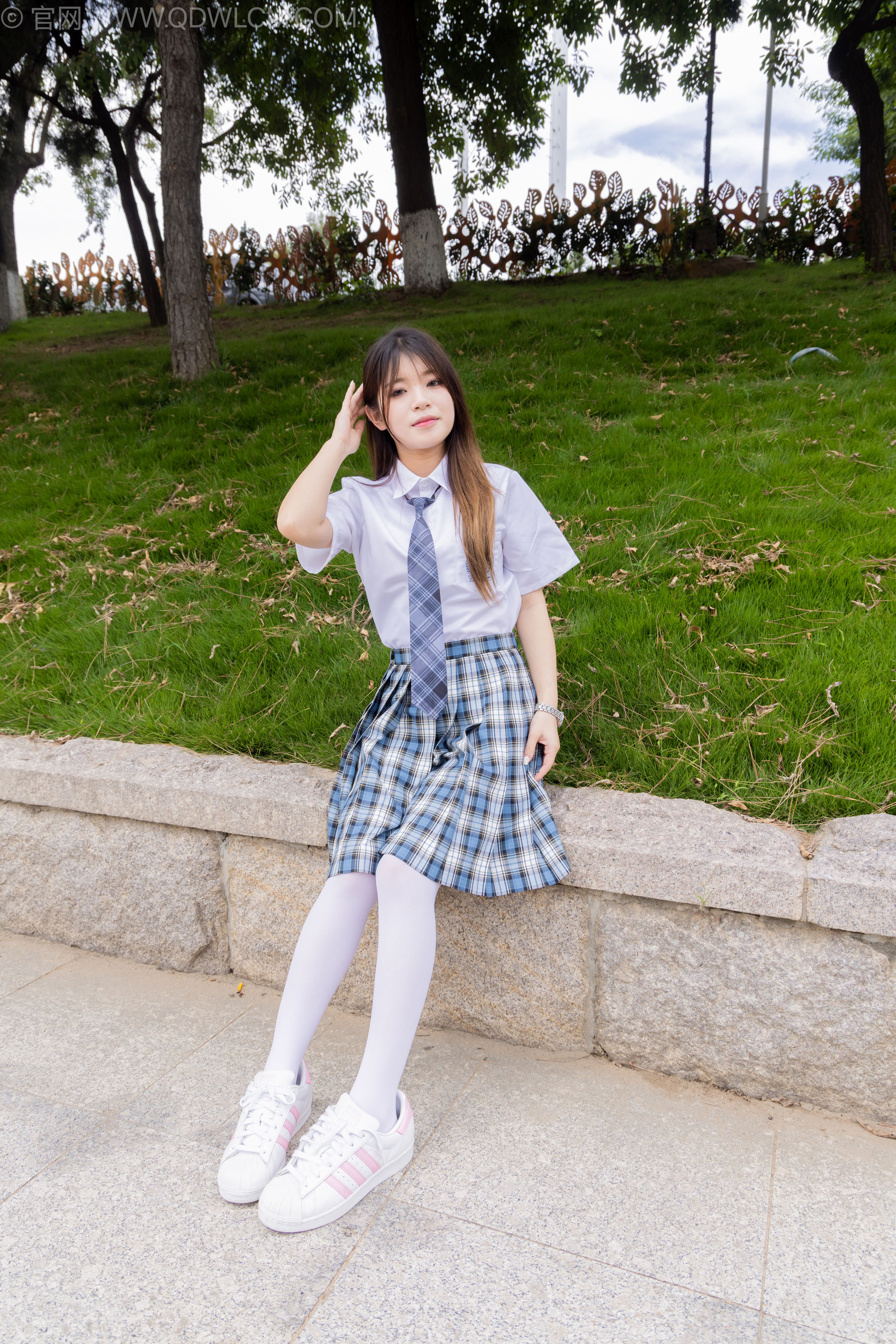 物恋传媒 No.2242 闪闪 -板鞋、厚白丝、户外草地公园沙滩脱鞋丝袜走路剧情/(155P)