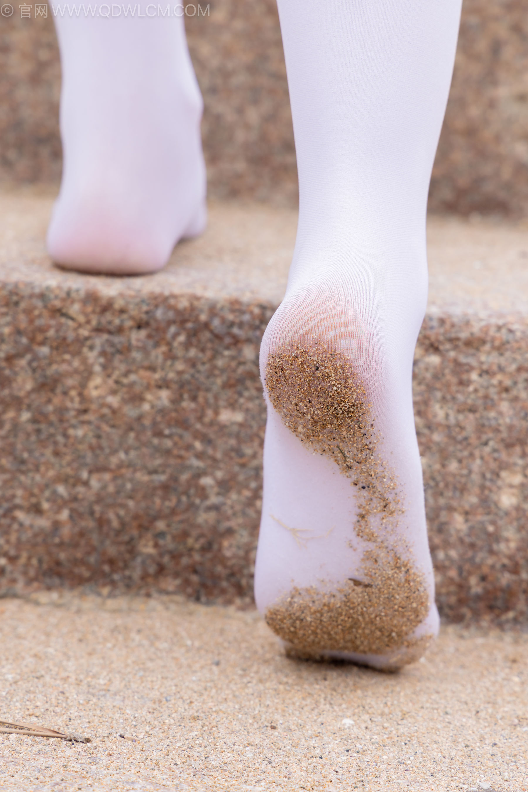 物恋传媒 No.2242 闪闪 -板鞋、厚白丝、户外草地公园沙滩脱鞋丝袜走路剧情/(155P)