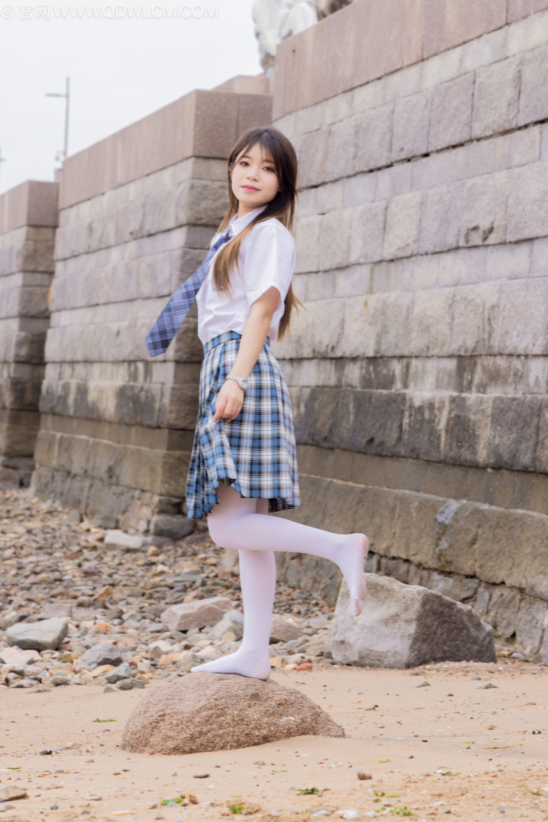 物恋传媒 No.2242 闪闪 -板鞋、厚白丝、户外草地公园沙滩脱鞋丝袜走路剧情/(155P)