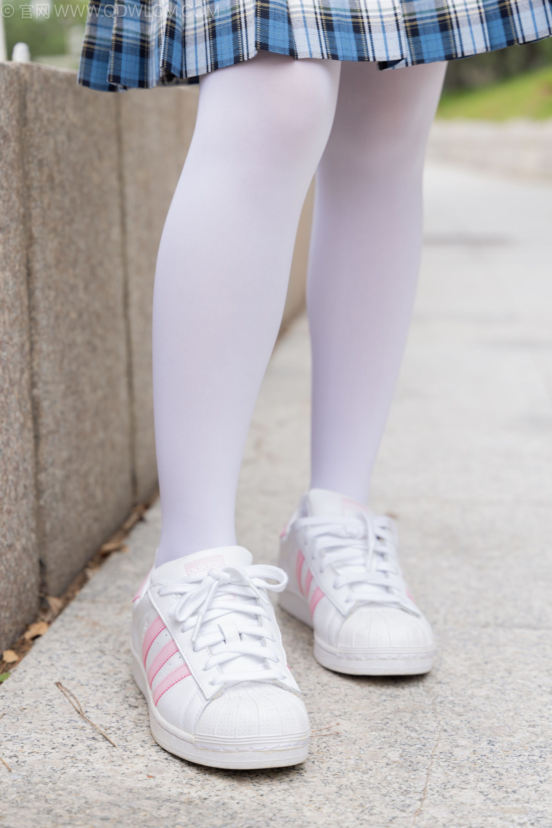 物恋传媒 No.2242 闪闪 -板鞋、厚白丝、户外草地公园沙滩脱鞋丝袜走路剧情/(155P)