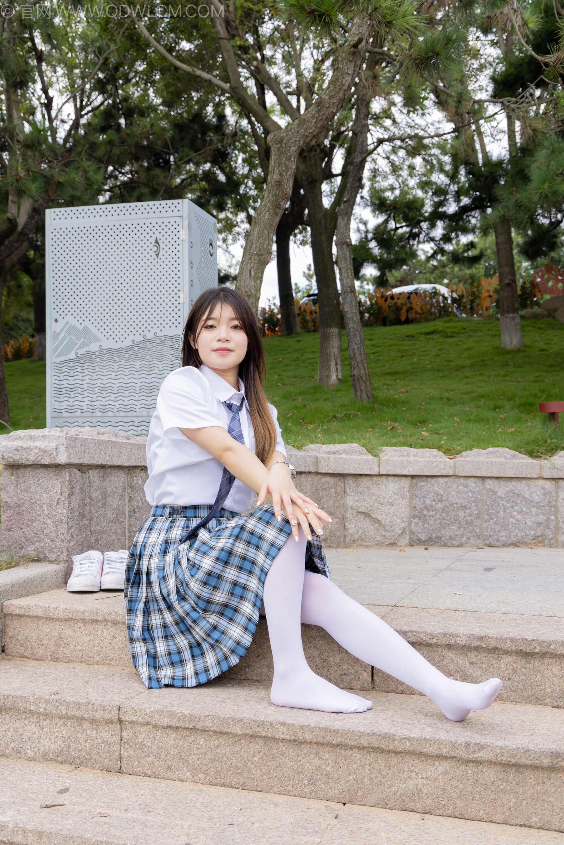 物恋传媒 No.2242 闪闪 -板鞋、厚白丝、户外草地公园沙滩脱鞋丝袜走路剧情/(155P)