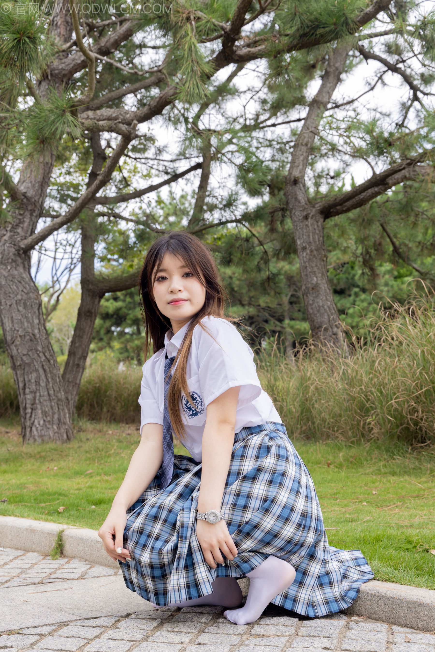 物恋传媒 No.2242 闪闪 -板鞋、厚白丝、户外草地公园沙滩脱鞋丝袜走路剧情/(155P)