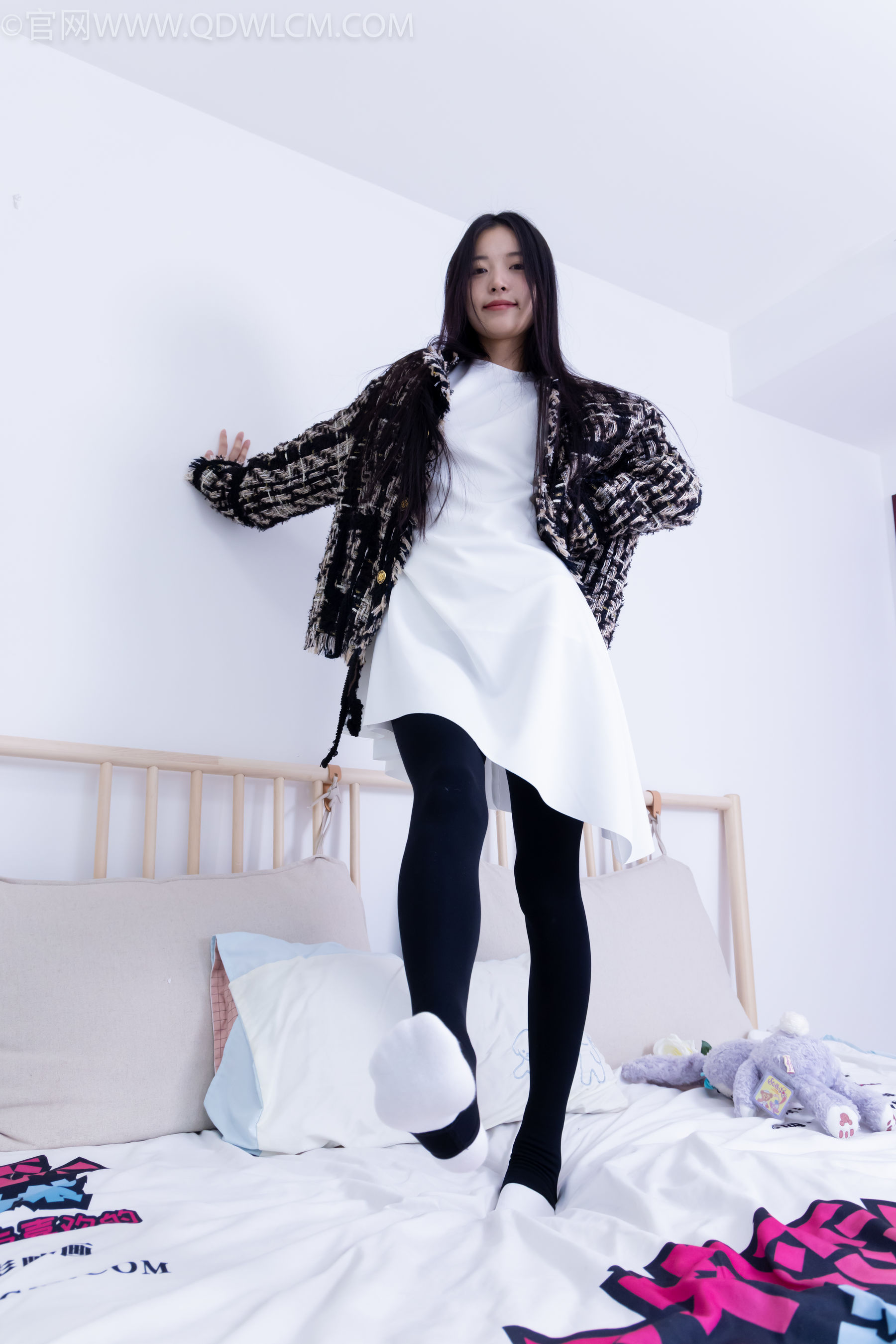 物恋传媒 No.2260 茯苓 -板鞋、黑色踩脚裤、白棉袜/(156P)