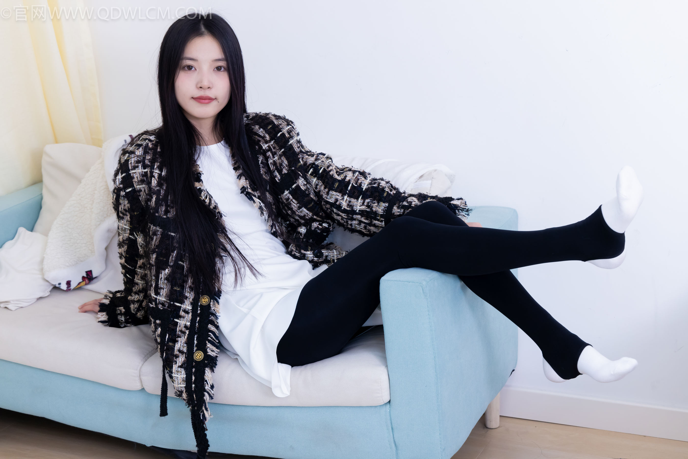 物恋传媒 No.2260 茯苓 -板鞋、黑色踩脚裤、白棉袜/(156P)