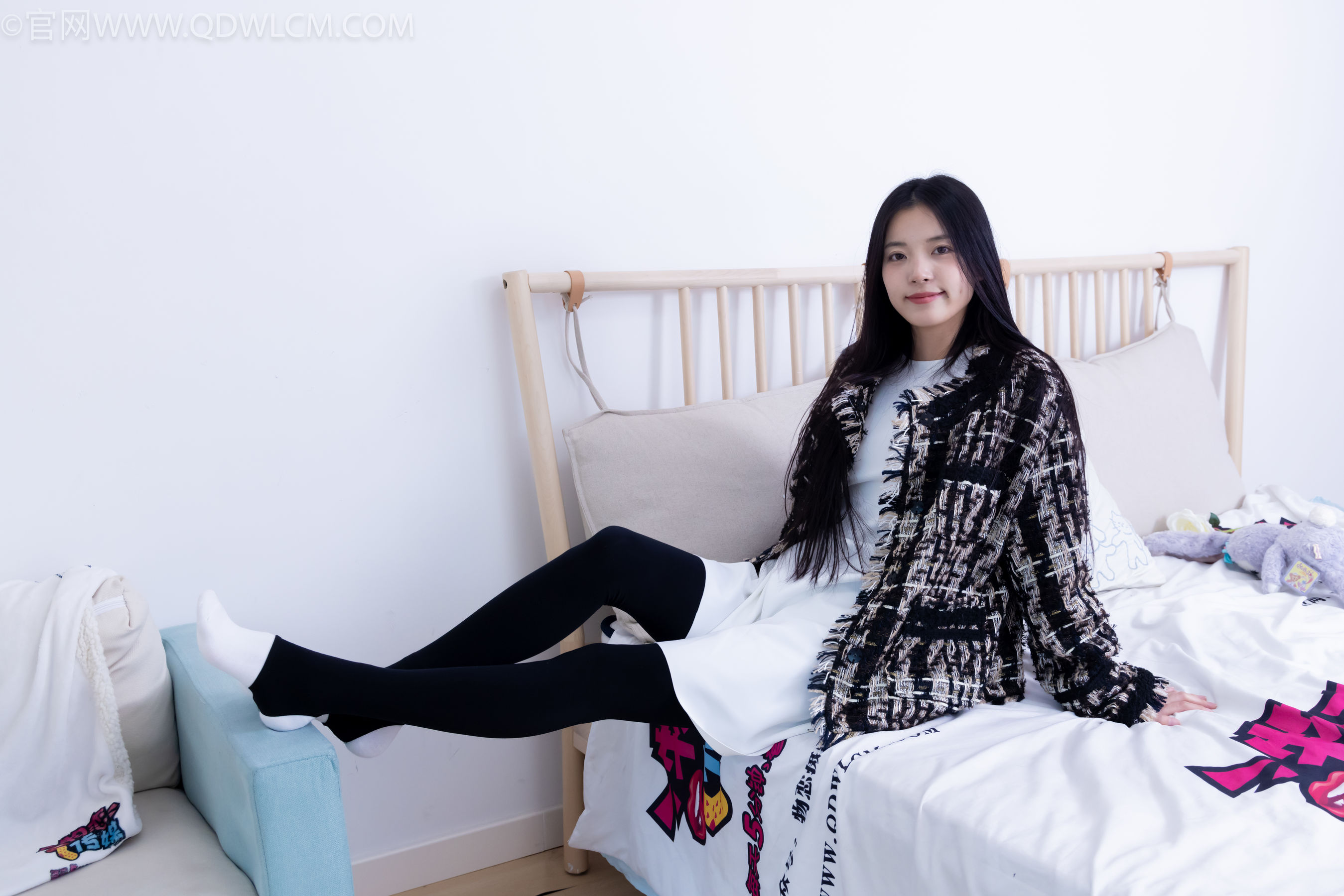 物恋传媒 No.2260 茯苓 -板鞋、黑色踩脚裤、白棉袜/(156P)