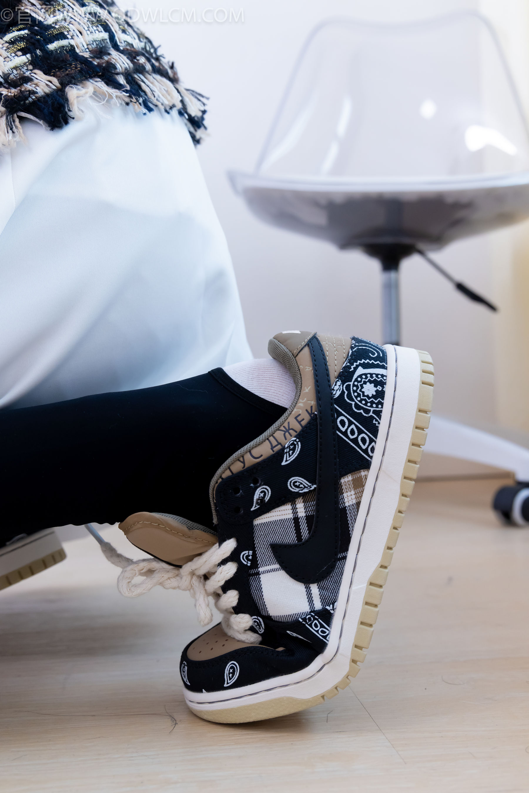 物恋传媒 No.2260 茯苓 -板鞋、黑色踩脚裤、白棉袜/(156P)