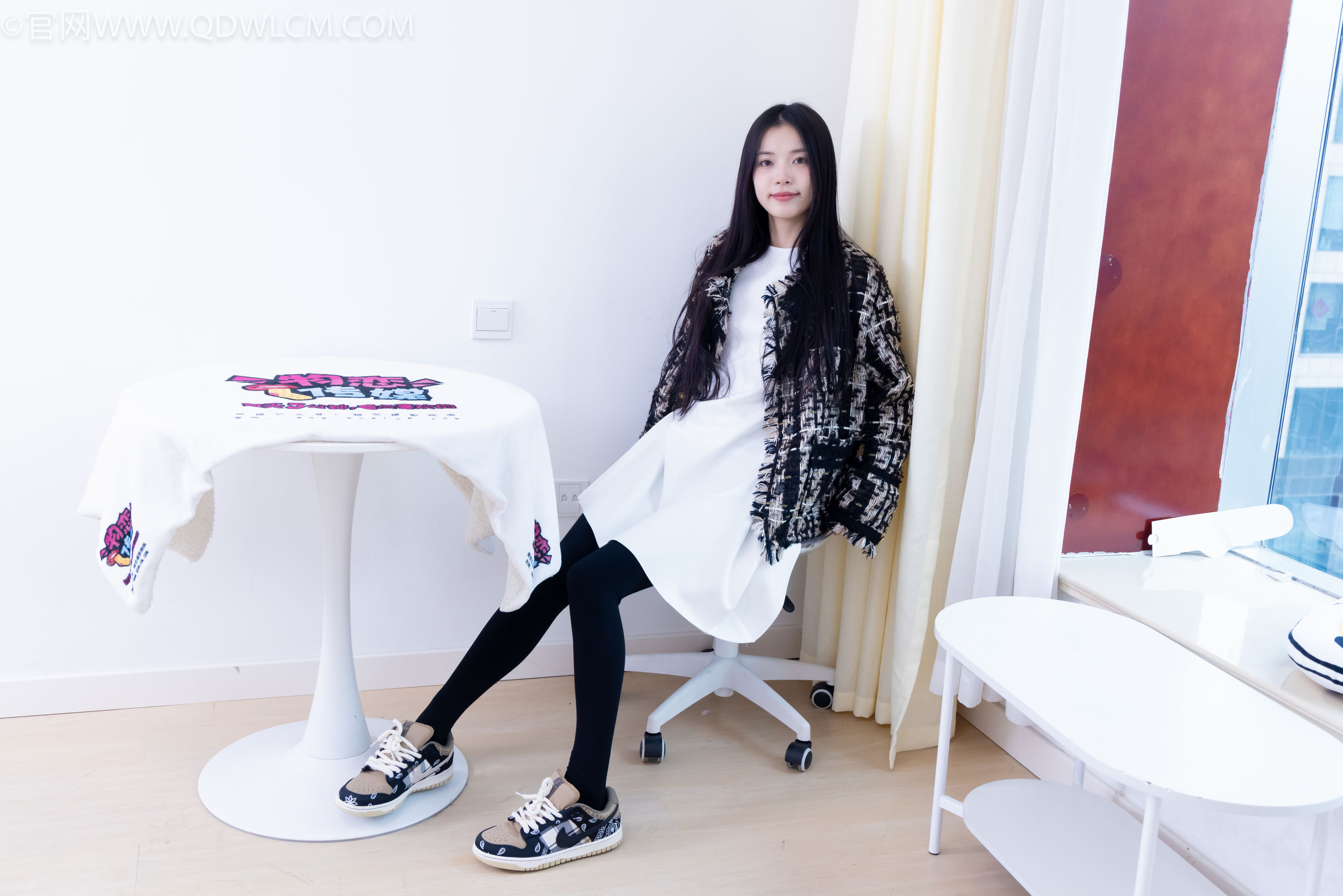 物恋传媒 No.2260 茯苓 -板鞋、黑色踩脚裤、白棉袜/(156P)