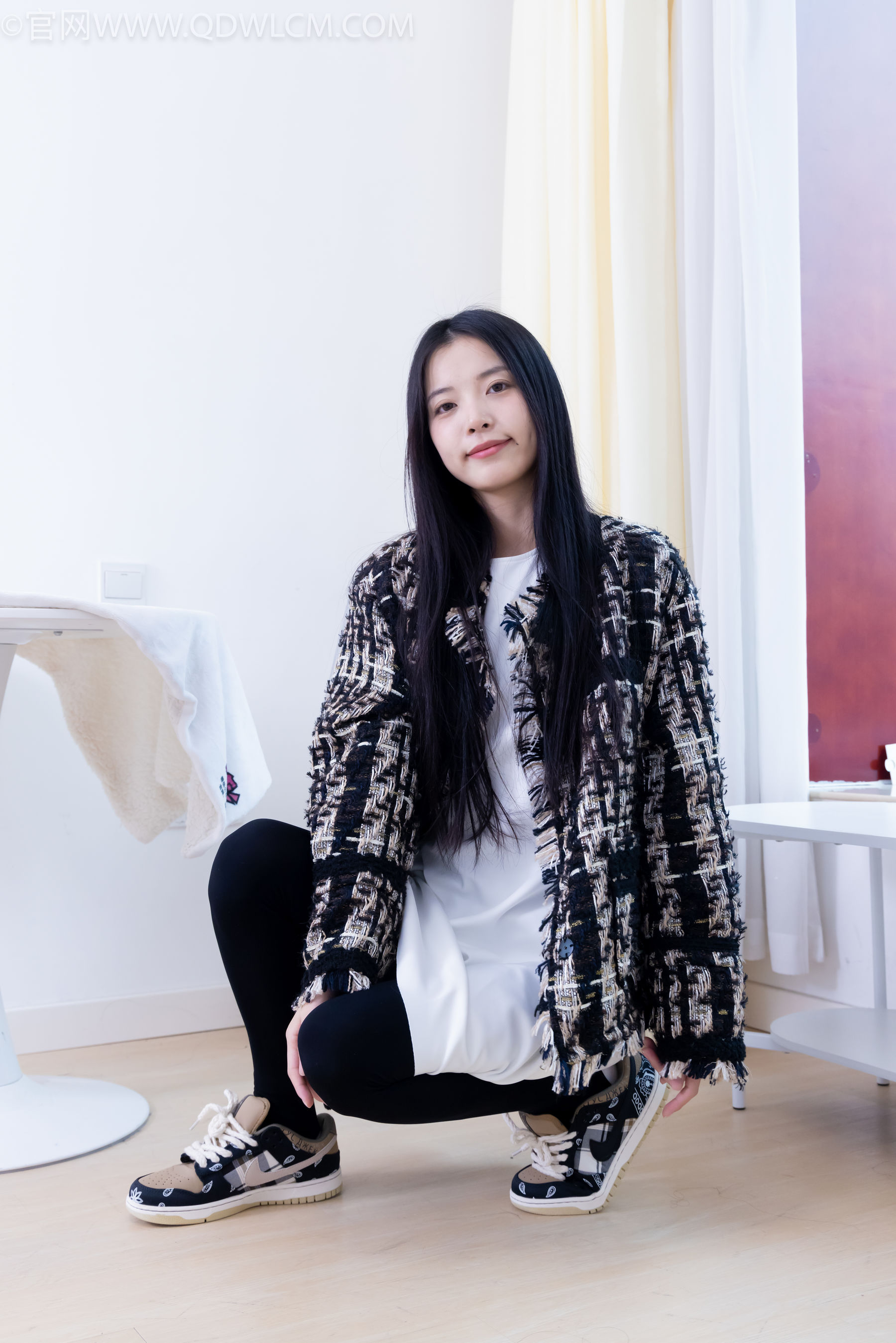 物恋传媒 No.2260 茯苓 -板鞋、黑色踩脚裤、白棉袜/(156P)