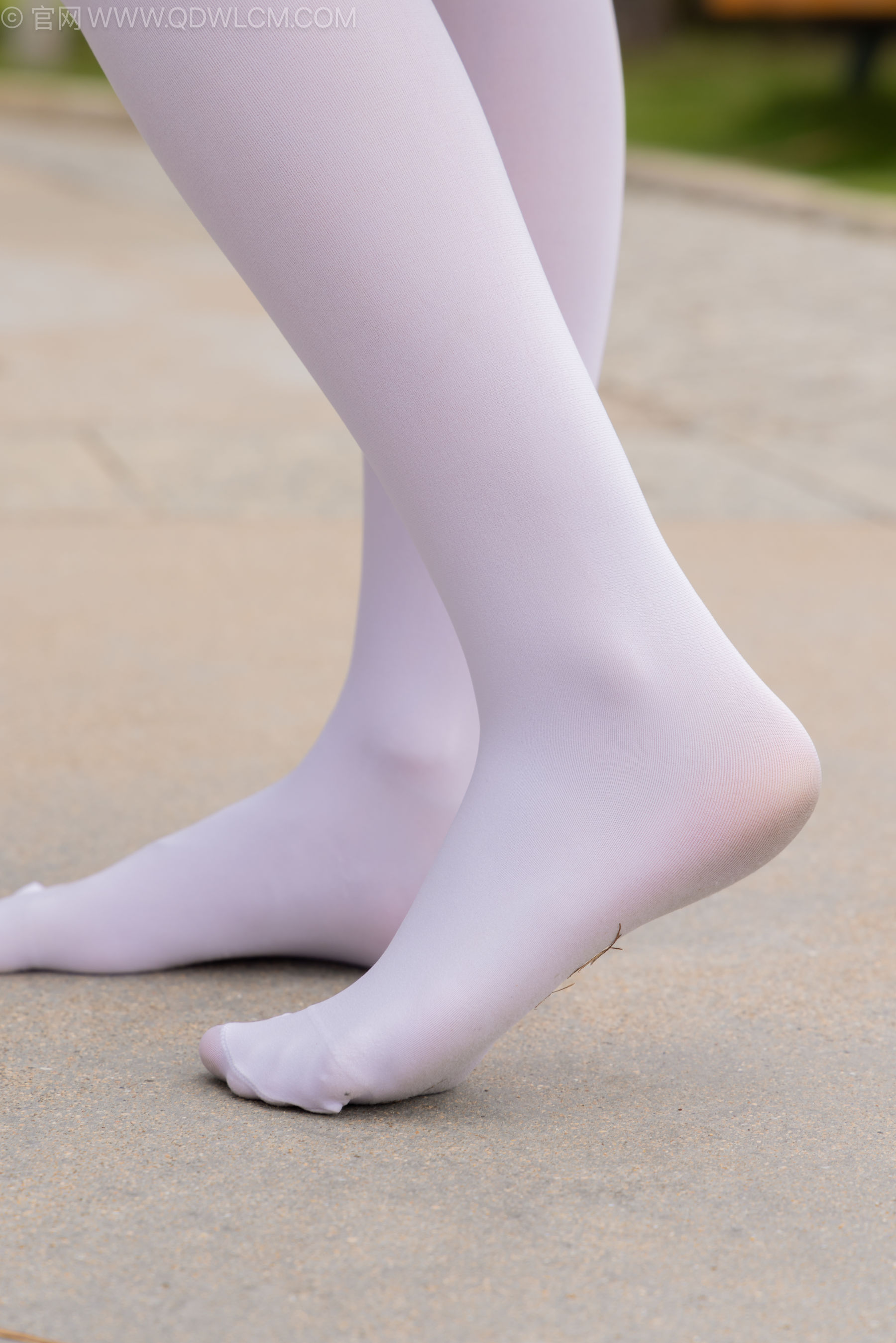 物恋传媒 No.2242 闪闪 -板鞋、厚白丝、户外草地公园沙滩脱鞋丝袜走路剧情/(155P)