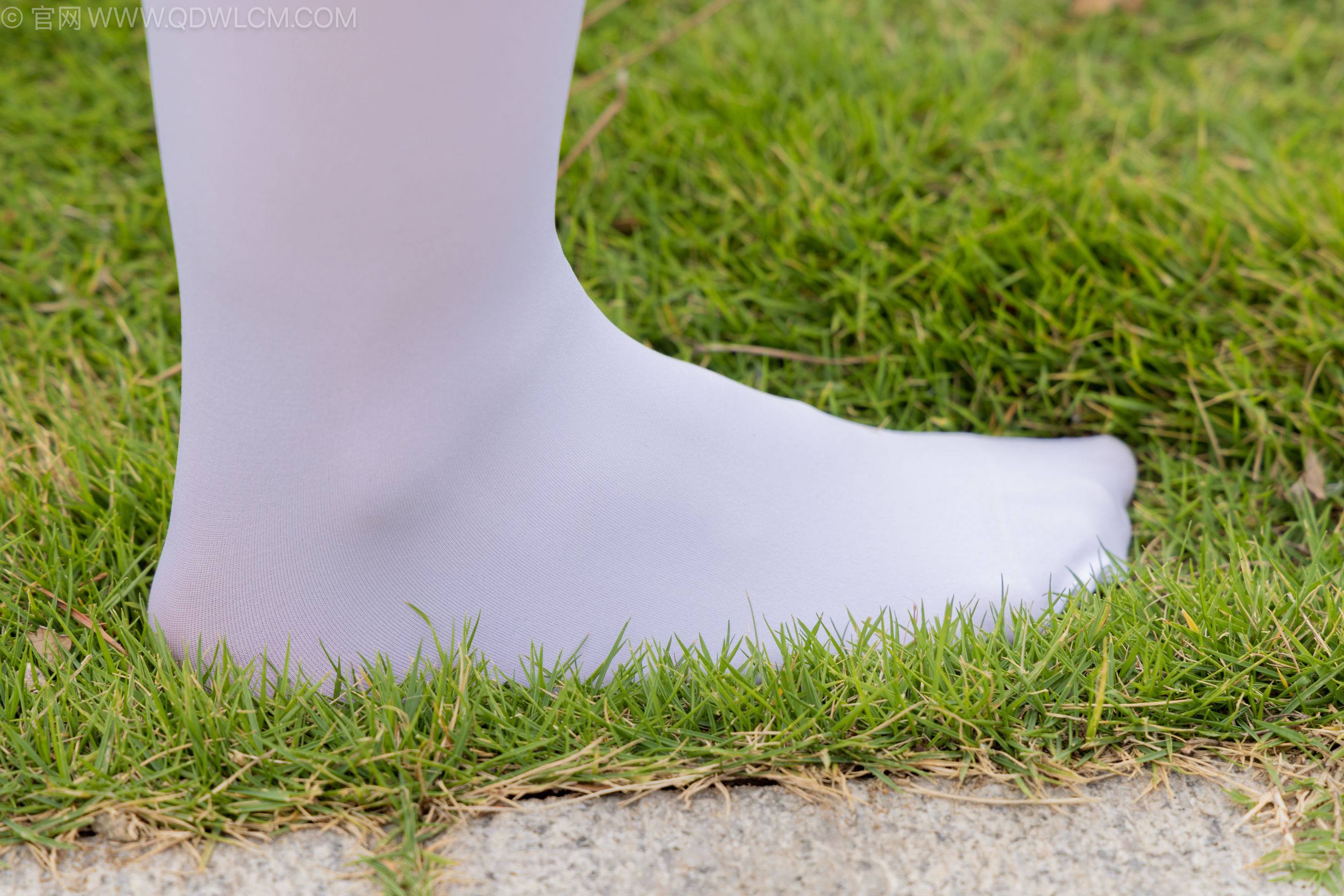 物恋传媒 No.2242 闪闪 -板鞋、厚白丝、户外草地公园沙滩脱鞋丝袜走路剧情/(155P)