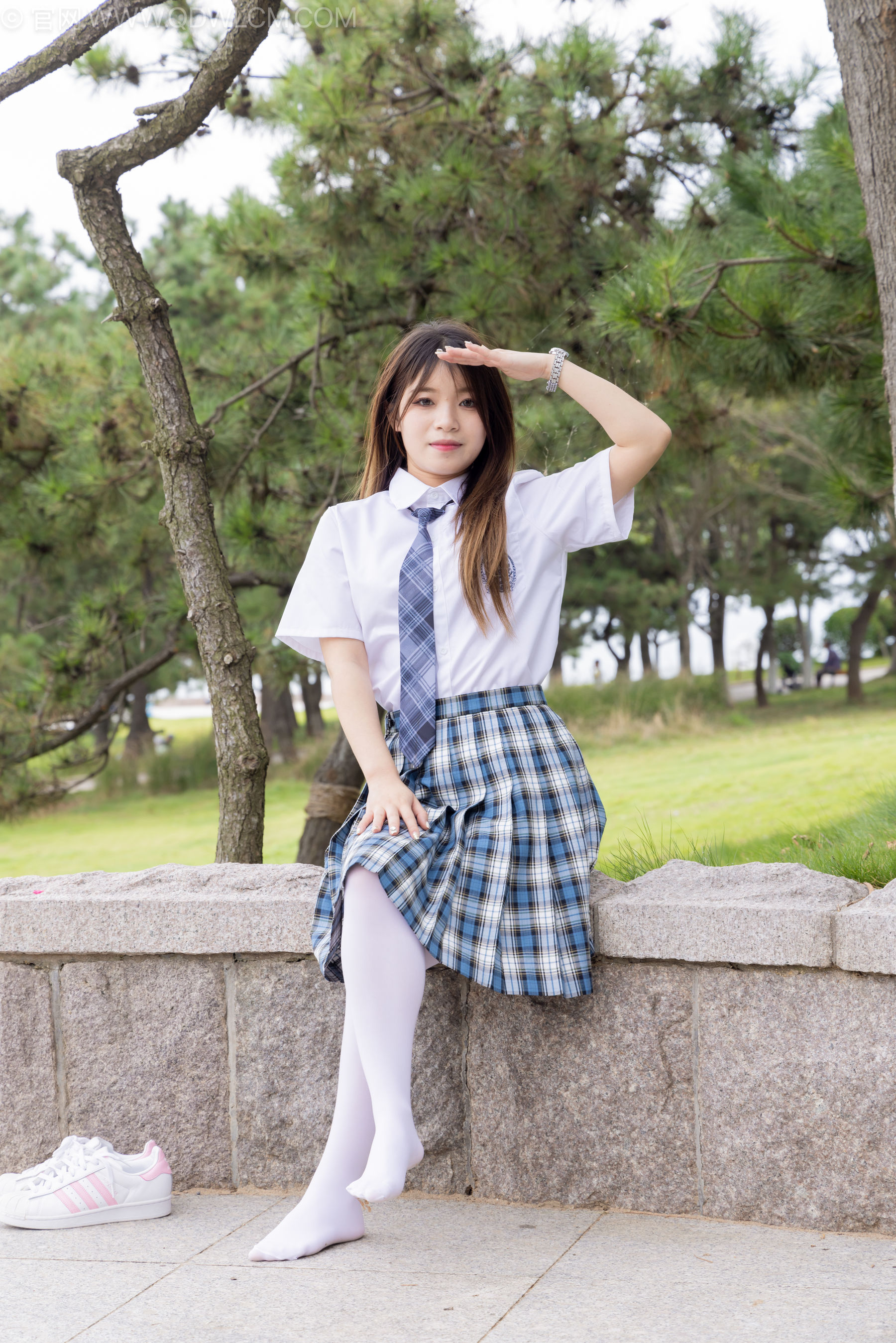 物恋传媒 No.2242 闪闪 -板鞋、厚白丝、户外草地公园沙滩脱鞋丝袜走路剧情/(155P)