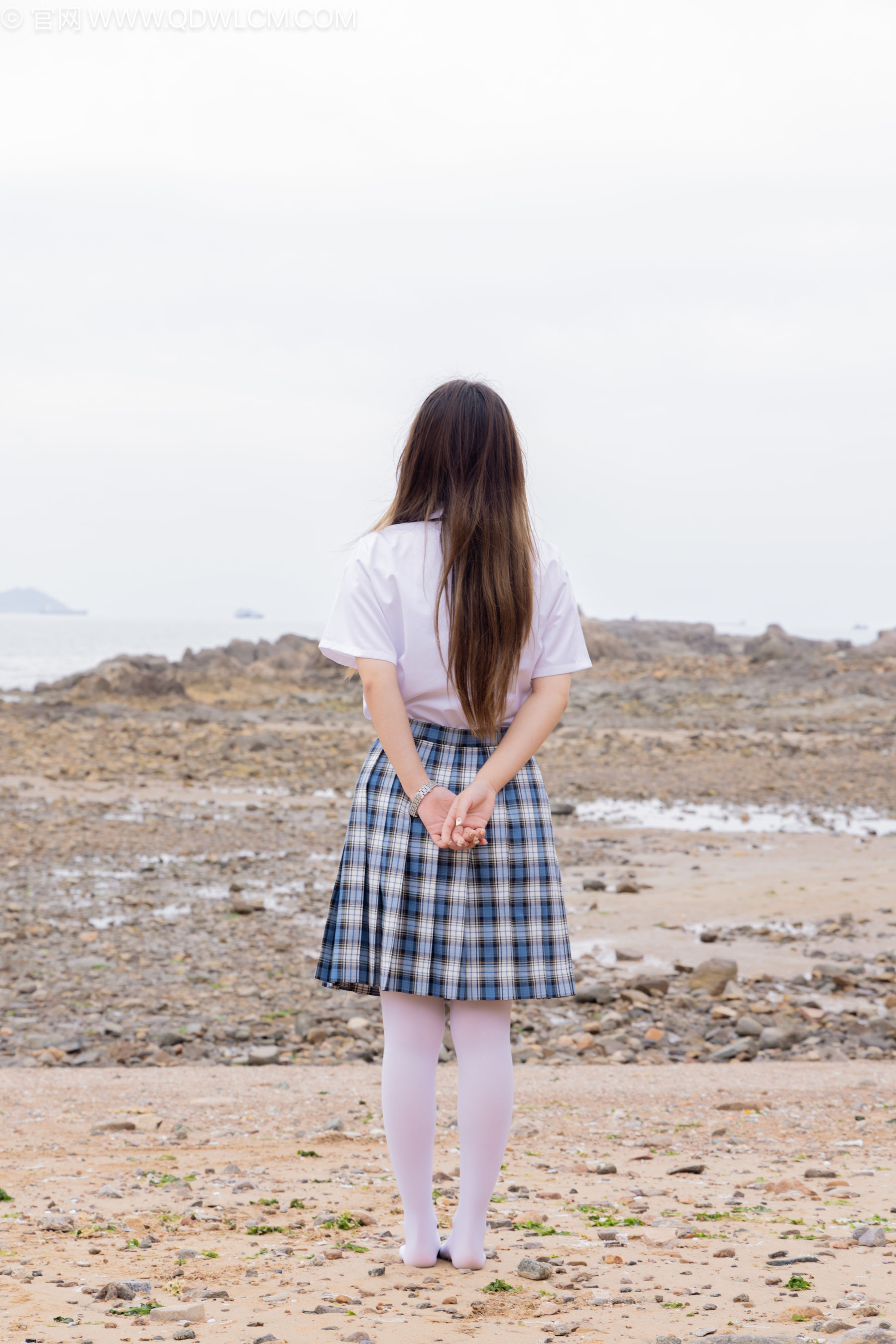 物恋传媒 No.2242 闪闪 -板鞋、厚白丝、户外草地公园沙滩脱鞋丝袜走路剧情/(155P)