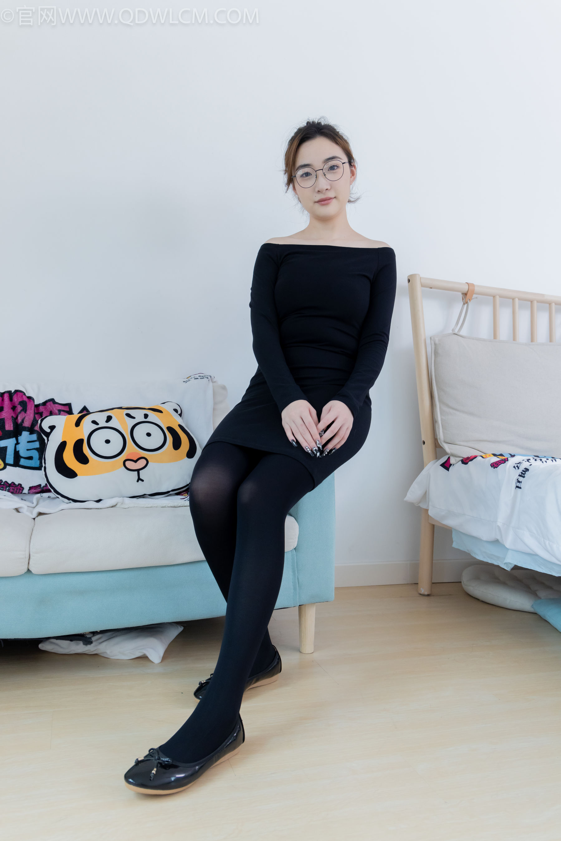 物恋传媒 No.2265 恬恬 -平底鞋、厚黑丝、厚黑丝踩奶油蛋糕剧情/(157P)