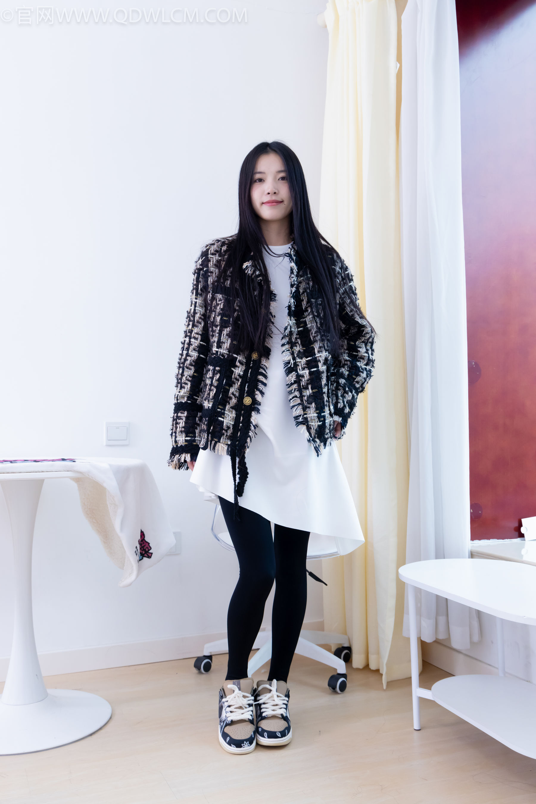 物恋传媒 No.2260 茯苓 -板鞋、黑色踩脚裤、白棉袜/(156P)