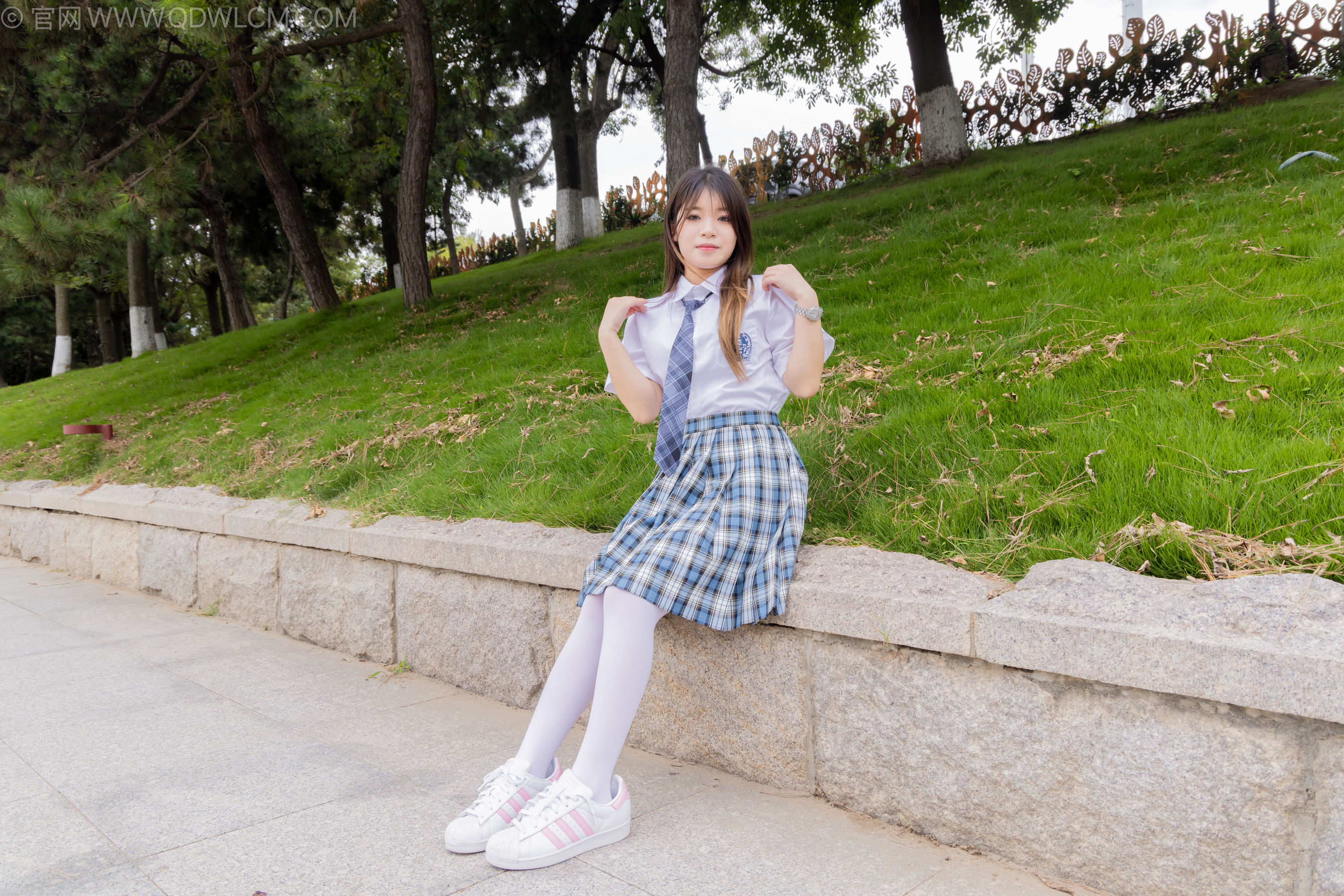 物恋传媒 No.2242 闪闪 -板鞋、厚白丝、户外草地公园沙滩脱鞋丝袜走路剧情/(155P)