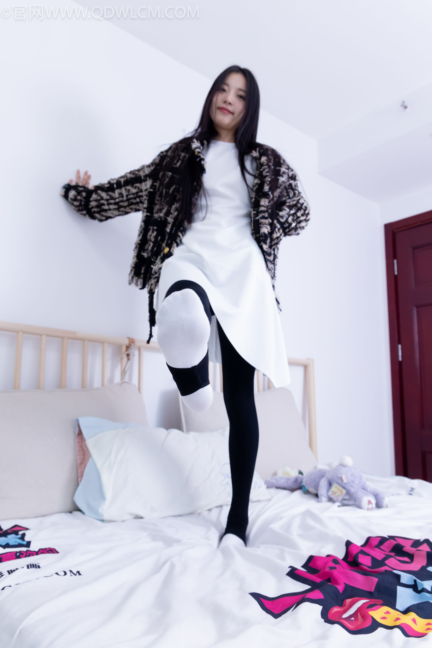 物恋传媒 No.2260 茯苓 -板鞋、黑色踩脚裤、白棉袜/(156P)