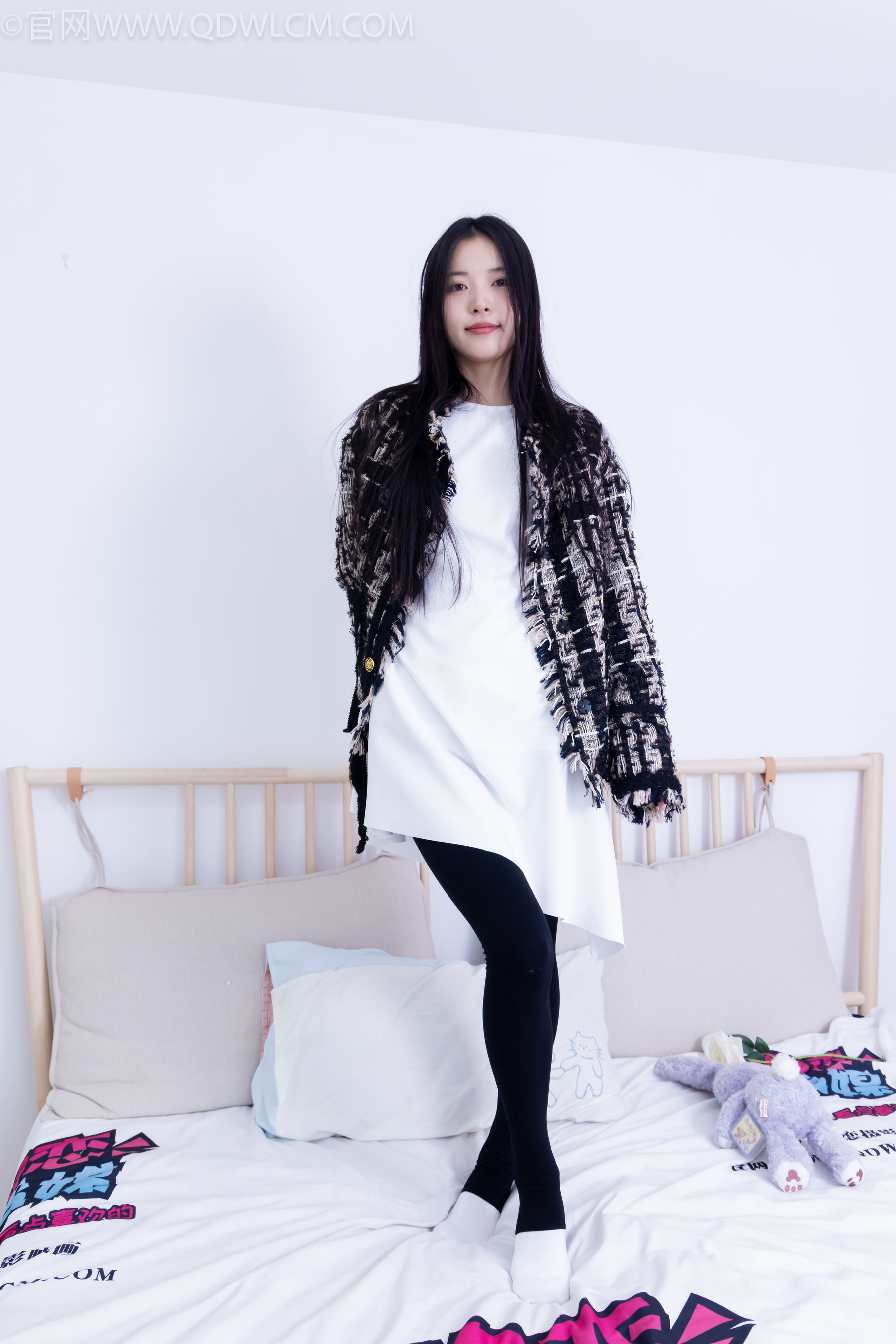 物恋传媒 No.2260 茯苓 -板鞋、黑色踩脚裤、白棉袜/(156P)