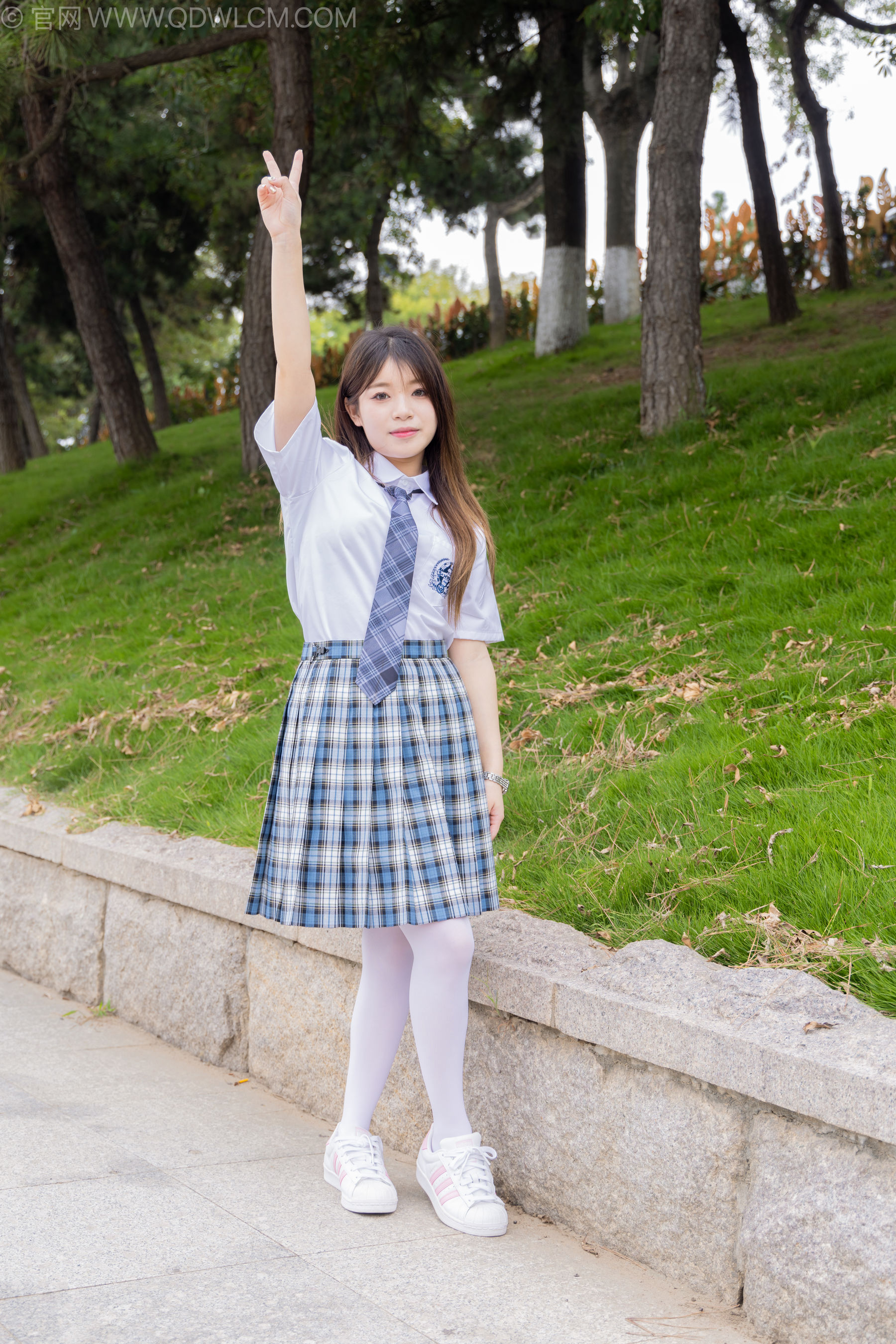 物恋传媒 No.2242 闪闪 -板鞋、厚白丝、户外草地公园沙滩脱鞋丝袜走路剧情/(155P)