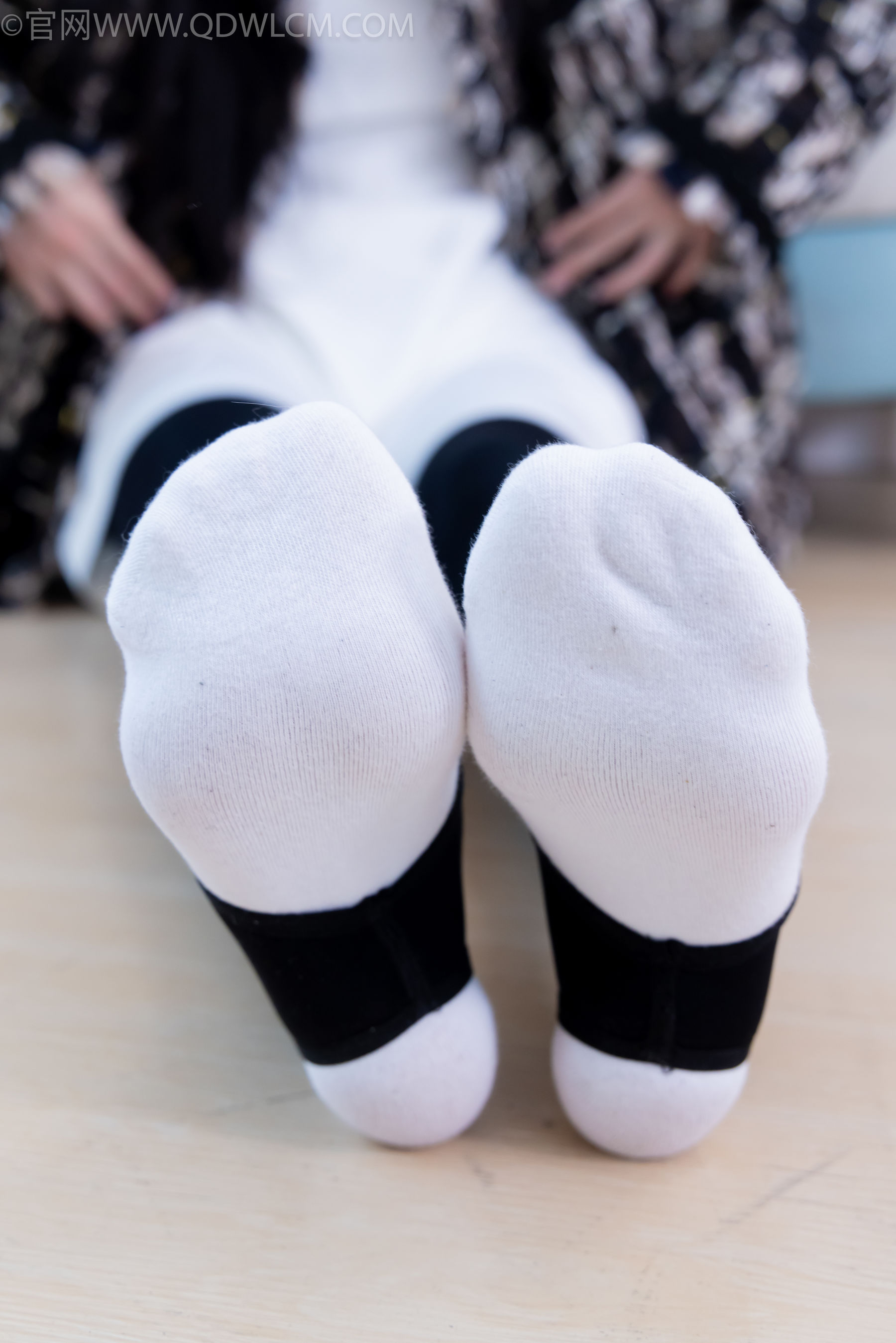 物恋传媒 No.2260 茯苓 -板鞋、黑色踩脚裤、白棉袜/(156P)