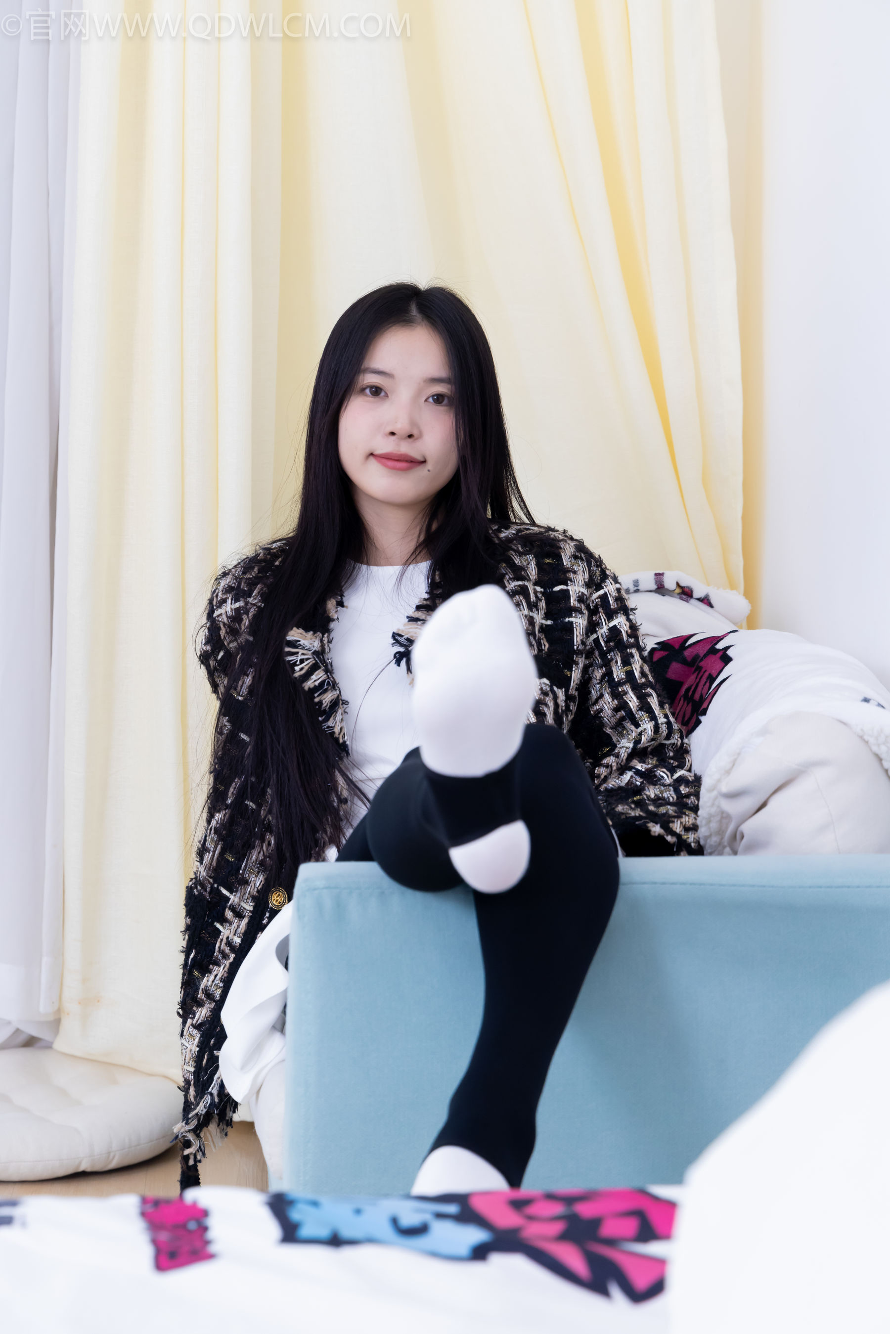 物恋传媒 No.2260 茯苓 -板鞋、黑色踩脚裤、白棉袜/(156P)