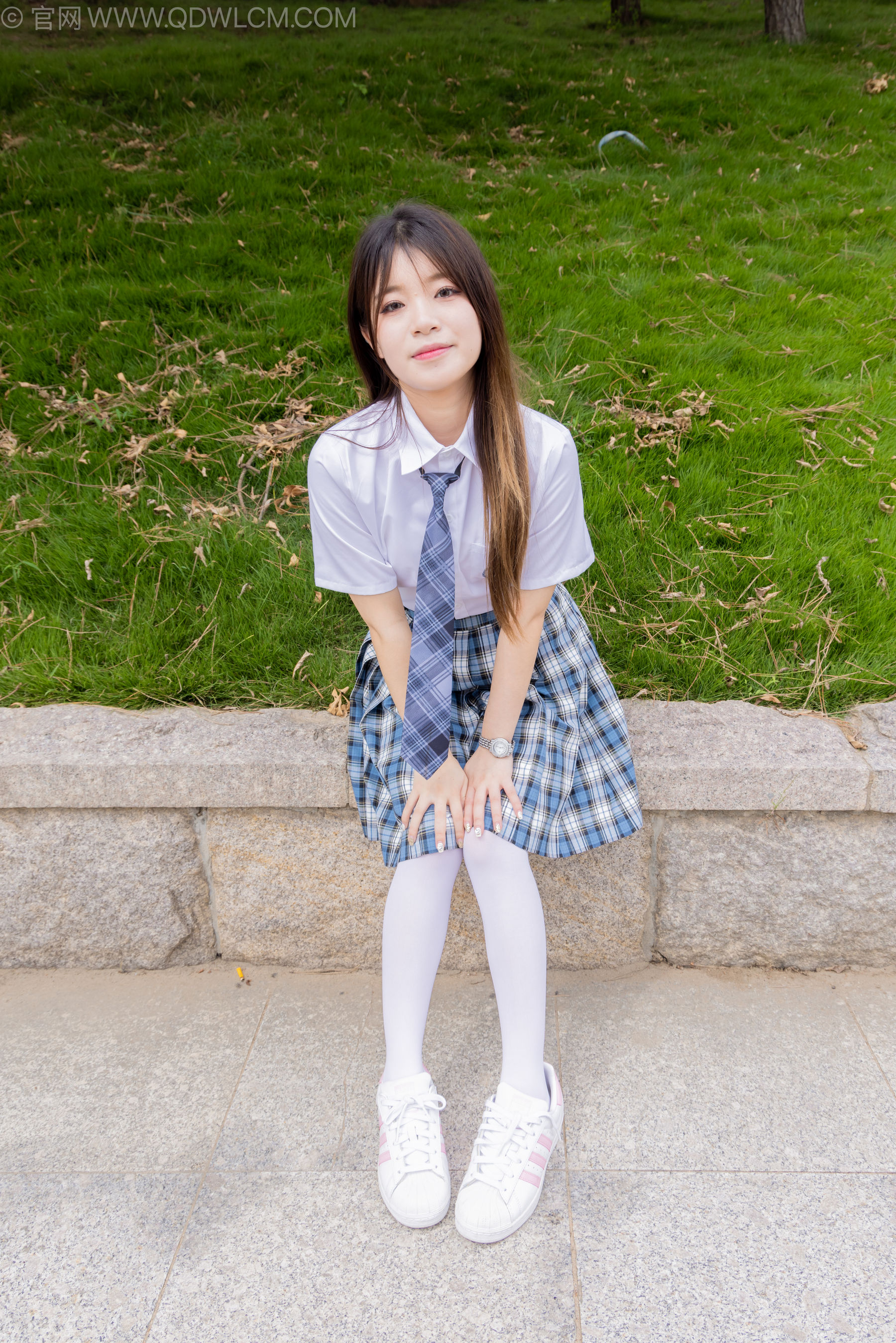 物恋传媒 No.2242 闪闪 -板鞋、厚白丝、户外草地公园沙滩脱鞋丝袜走路剧情/(155P)