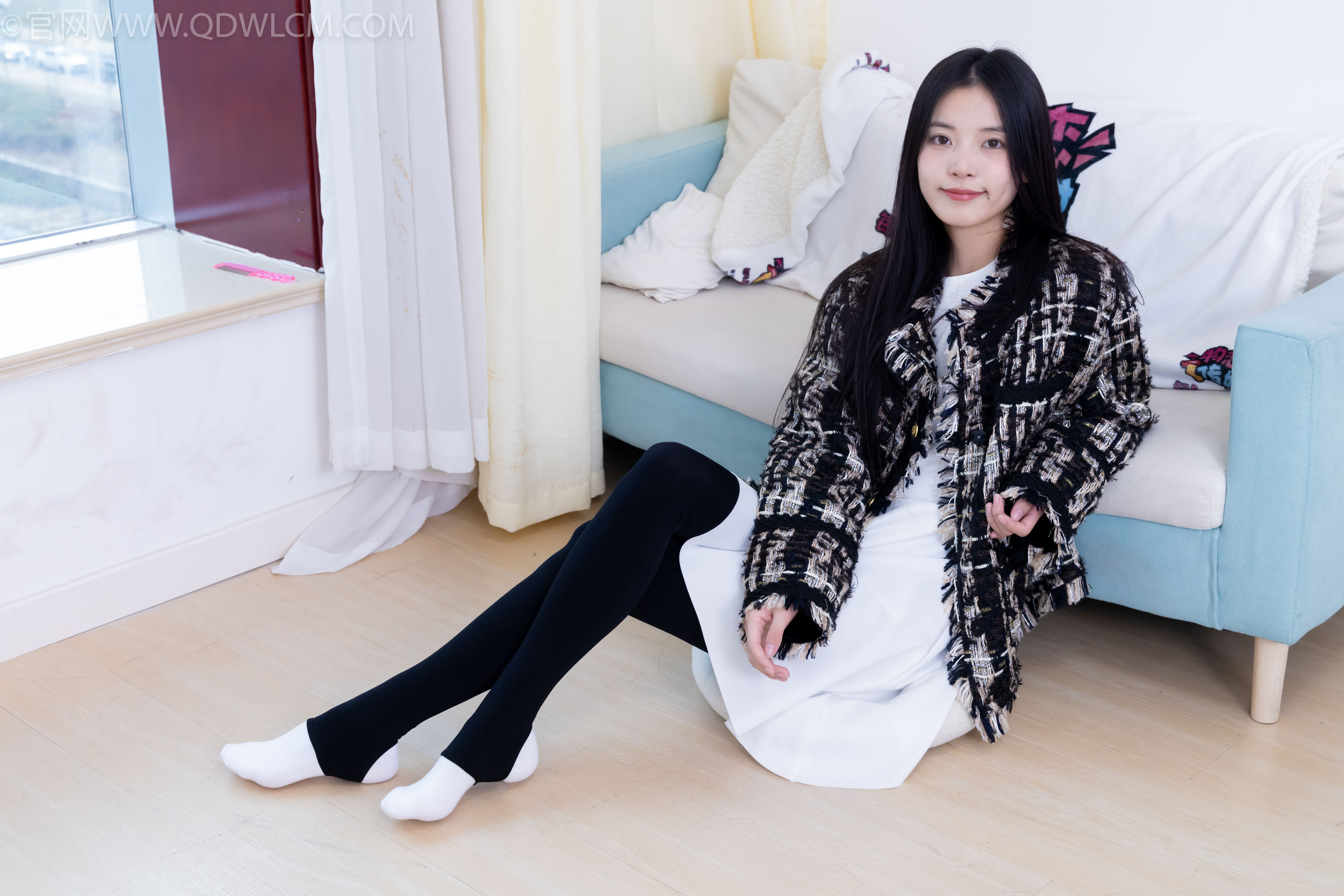 物恋传媒 No.2260 茯苓 -板鞋、黑色踩脚裤、白棉袜/(156P)