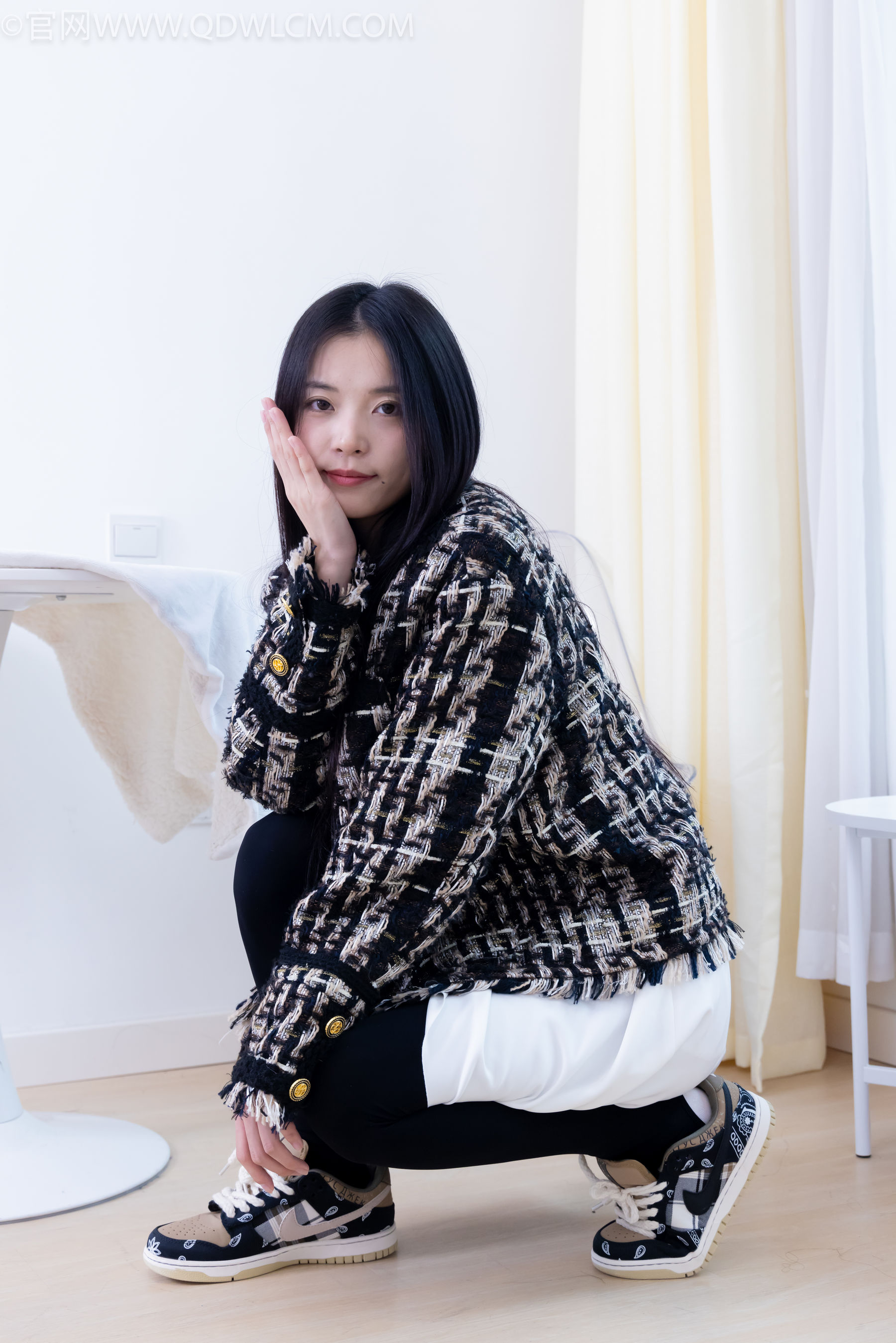 物恋传媒 No.2260 茯苓 -板鞋、黑色踩脚裤、白棉袜/(156P)