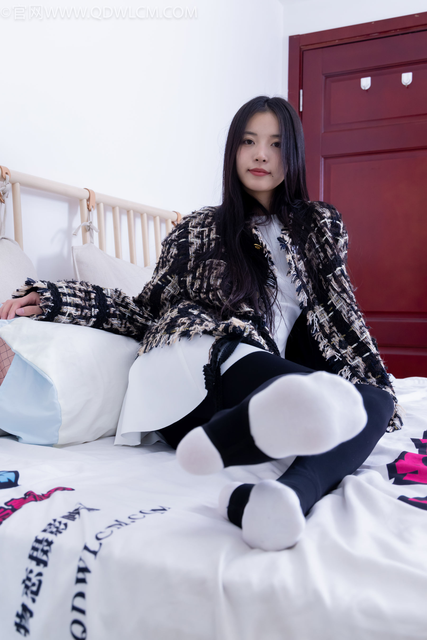 物恋传媒 No.2260 茯苓 -板鞋、黑色踩脚裤、白棉袜/(156P)