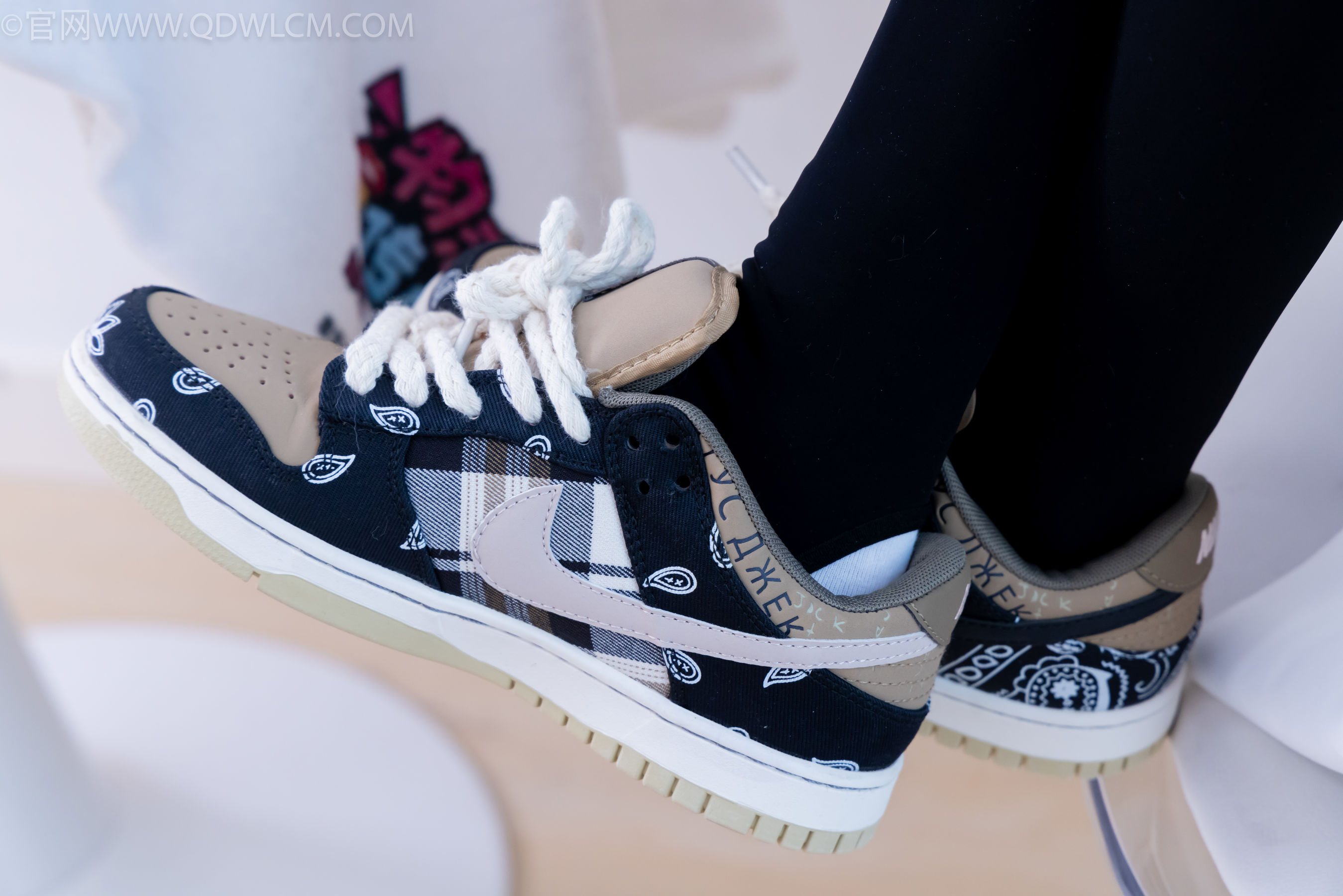 物恋传媒 No.2260 茯苓 -板鞋、黑色踩脚裤、白棉袜/(156P)