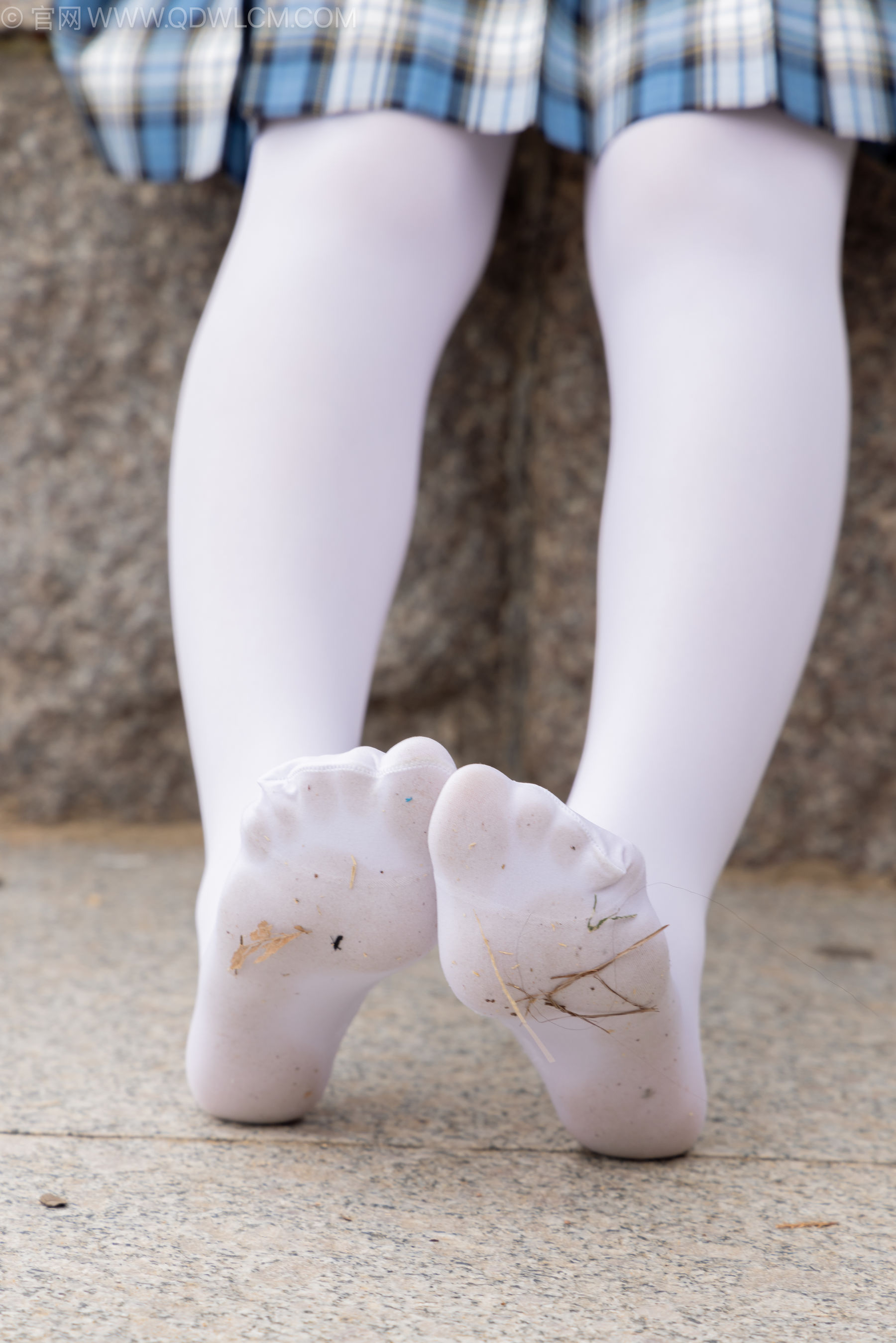 物恋传媒 No.2242 闪闪 -板鞋、厚白丝、户外草地公园沙滩脱鞋丝袜走路剧情/(155P)