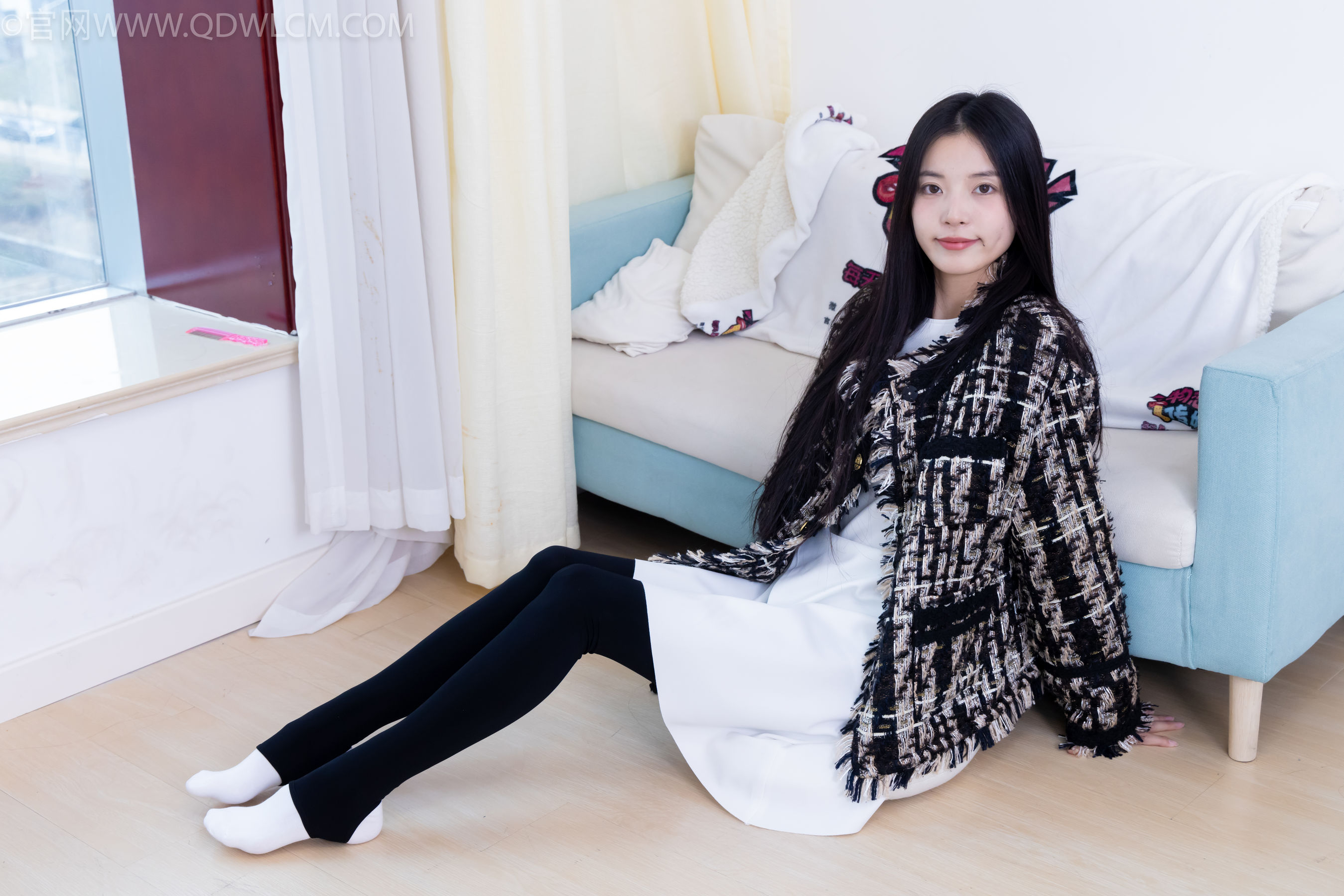 物恋传媒 No.2260 茯苓 -板鞋、黑色踩脚裤、白棉袜/(156P)