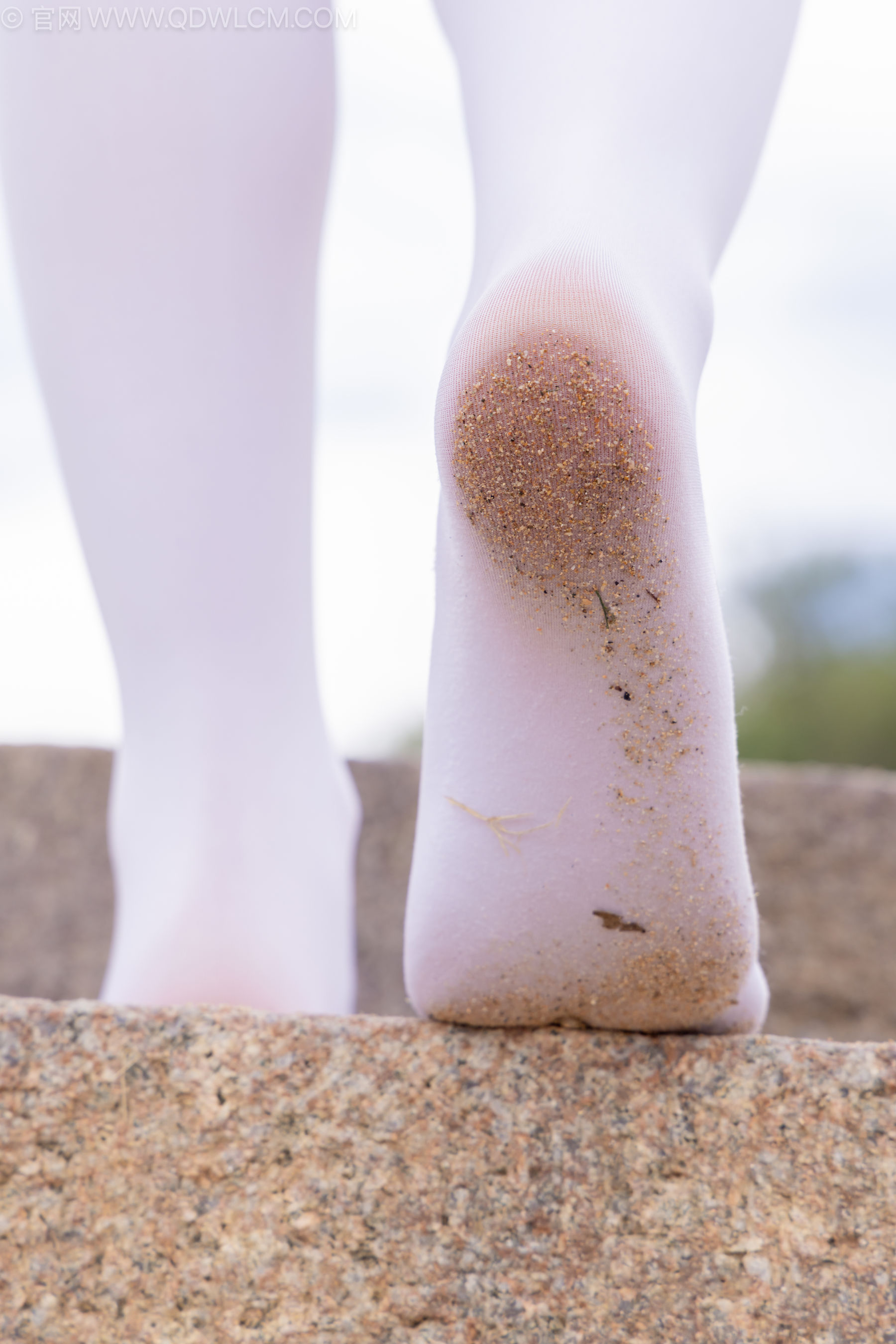 物恋传媒 No.2242 闪闪 -板鞋、厚白丝、户外草地公园沙滩脱鞋丝袜走路剧情/(155P)