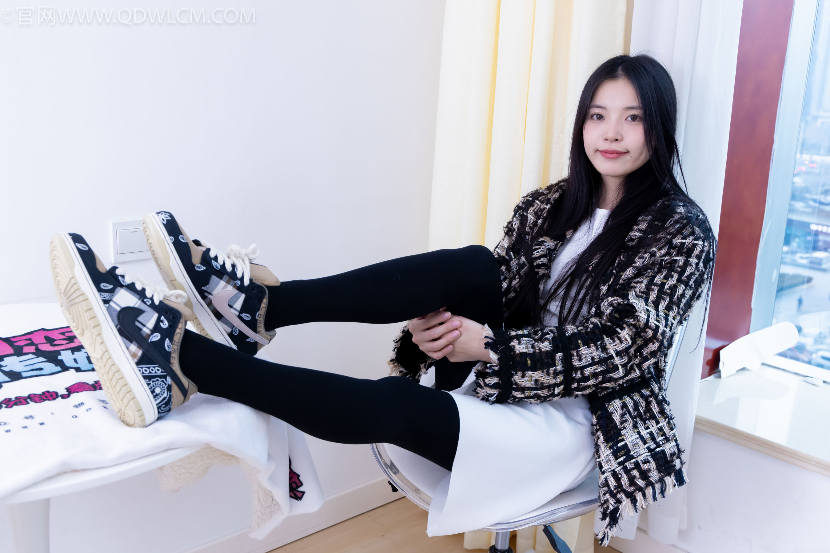 物恋传媒 No.2260 茯苓 -板鞋、黑色踩脚裤、白棉袜/(156P)