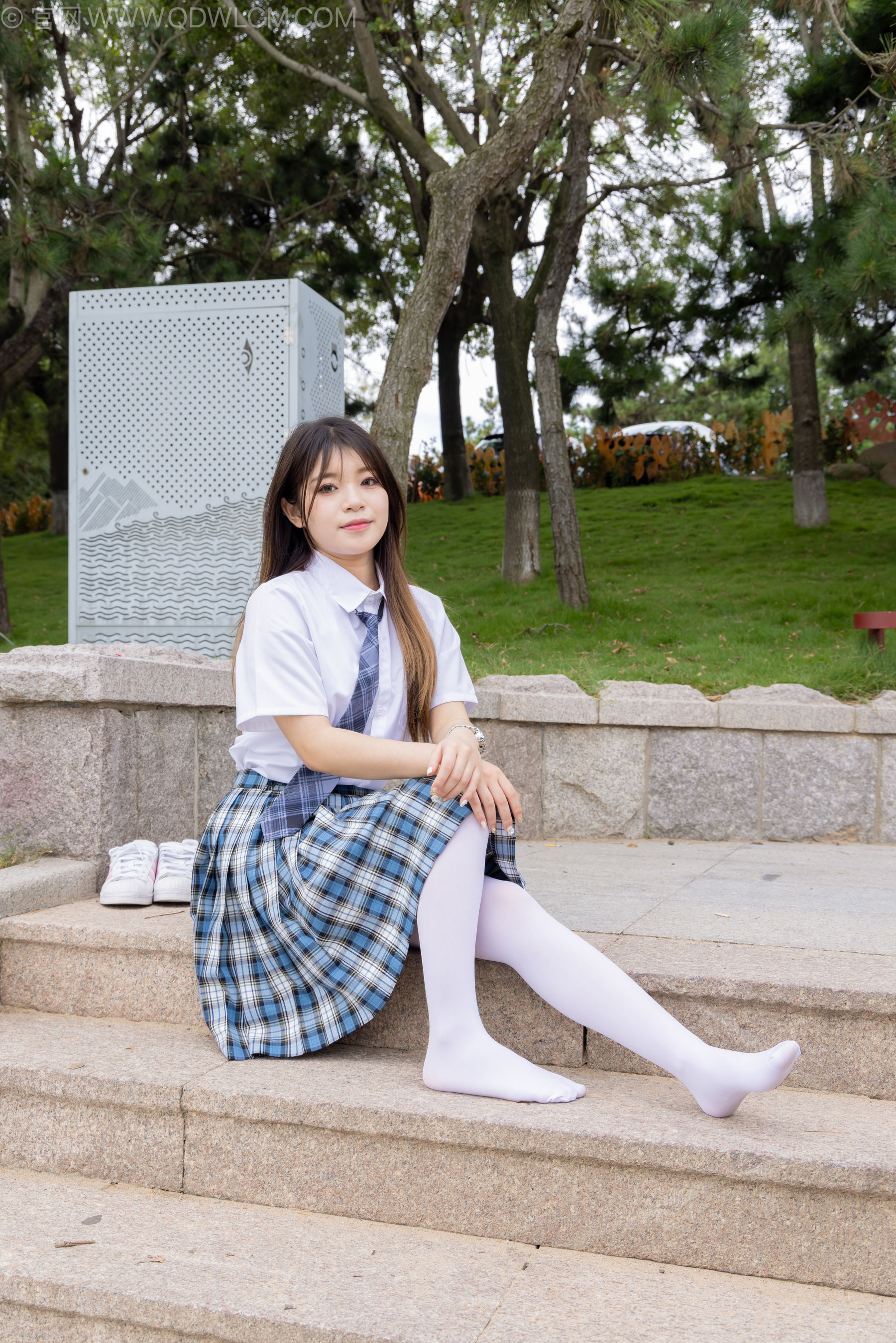 物恋传媒 No.2242 闪闪 -板鞋、厚白丝、户外草地公园沙滩脱鞋丝袜走路剧情/(155P)