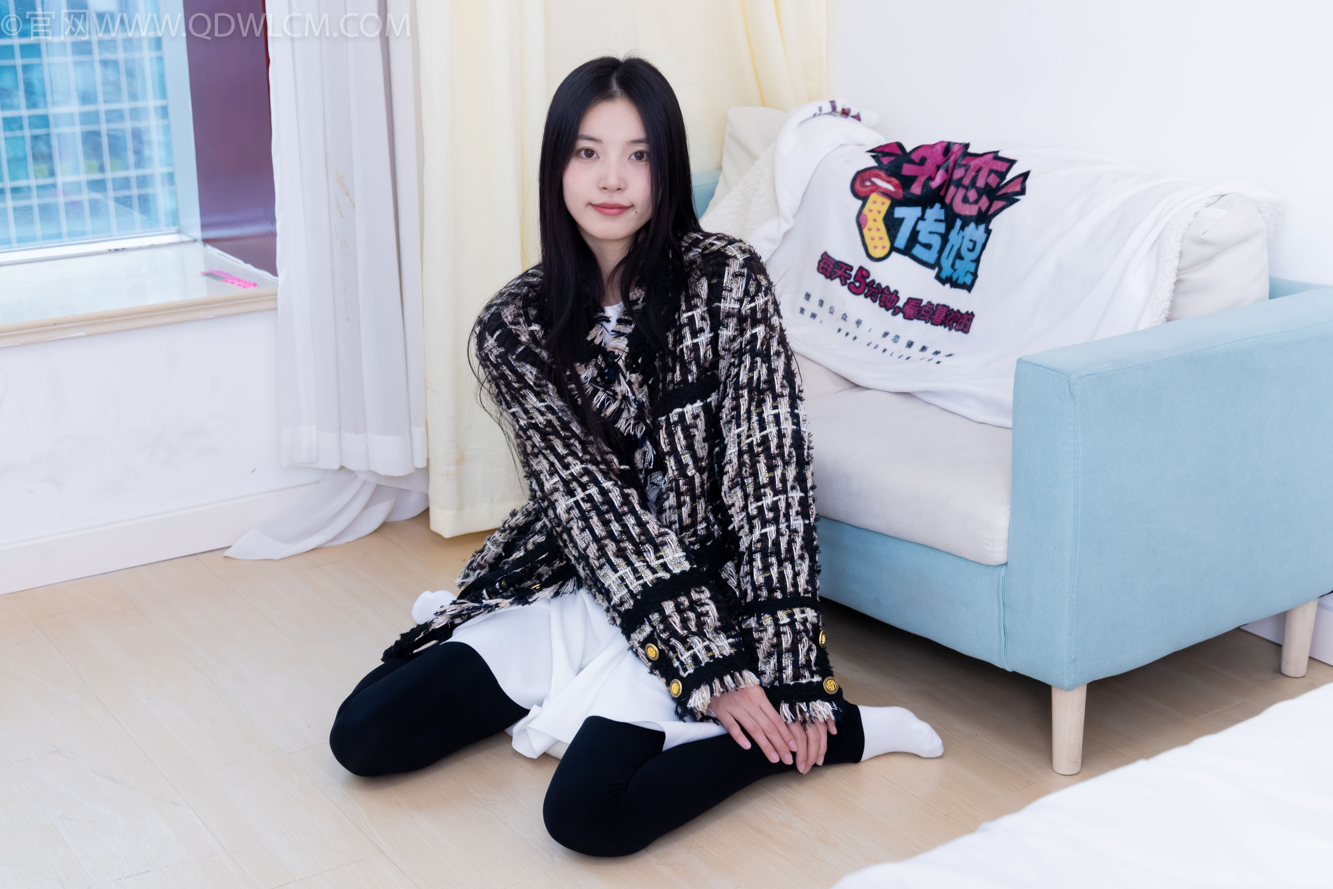 物恋传媒 No.2260 茯苓 -板鞋、黑色踩脚裤、白棉袜/(156P)