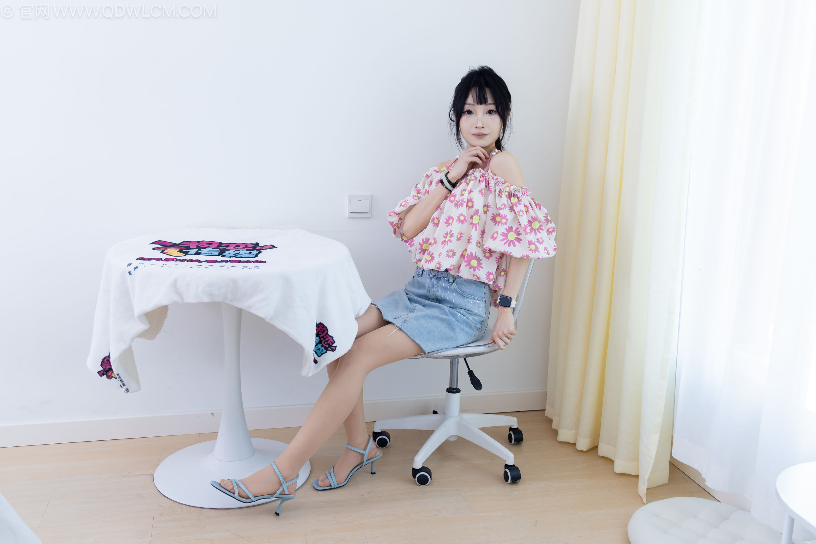 物恋传媒 No.2240 嘟嘟 -三双高跟鞋、薄肉丝、裸足、视频以超近景特写为主/(155P)