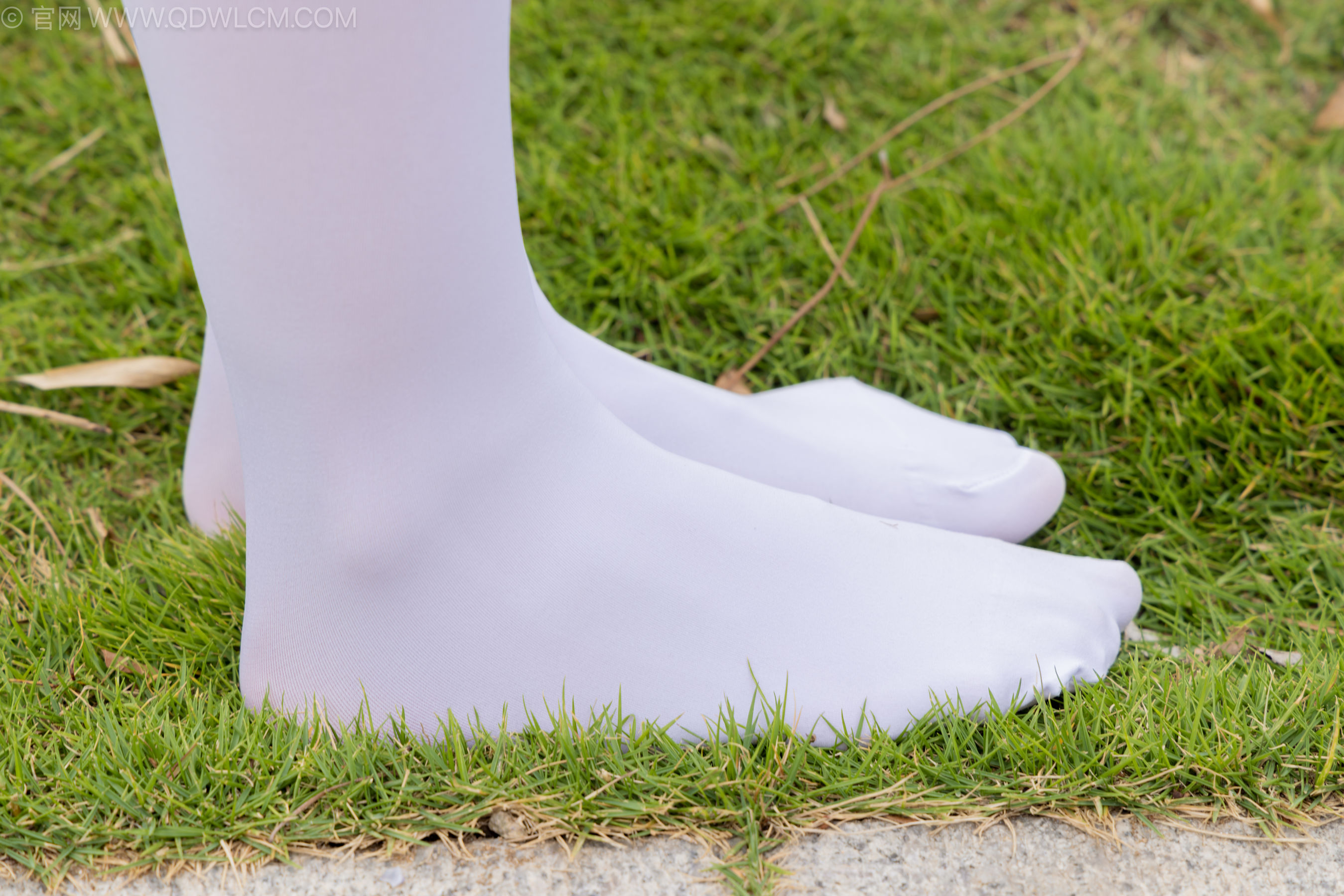 物恋传媒 No.2242 闪闪 -板鞋、厚白丝、户外草地公园沙滩脱鞋丝袜走路剧情/(155P)