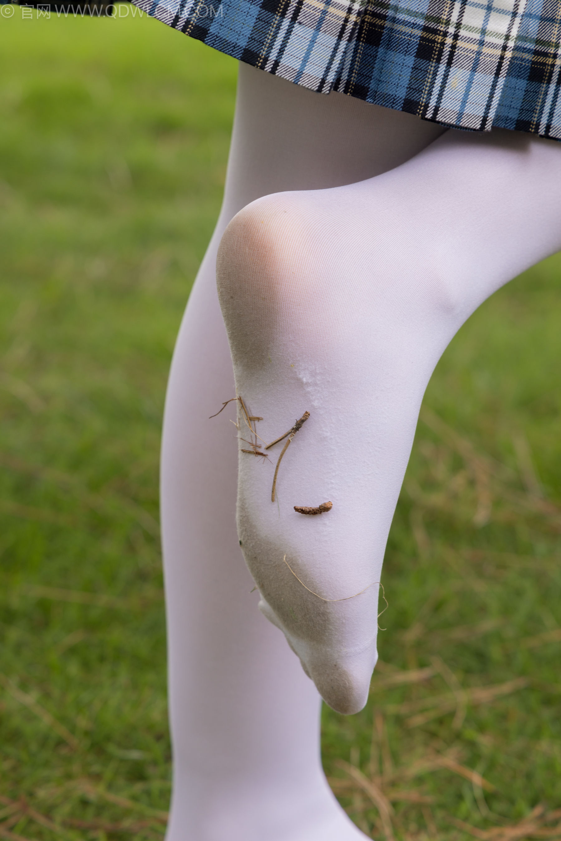 物恋传媒 No.2242 闪闪 -板鞋、厚白丝、户外草地公园沙滩脱鞋丝袜走路剧情/(155P)