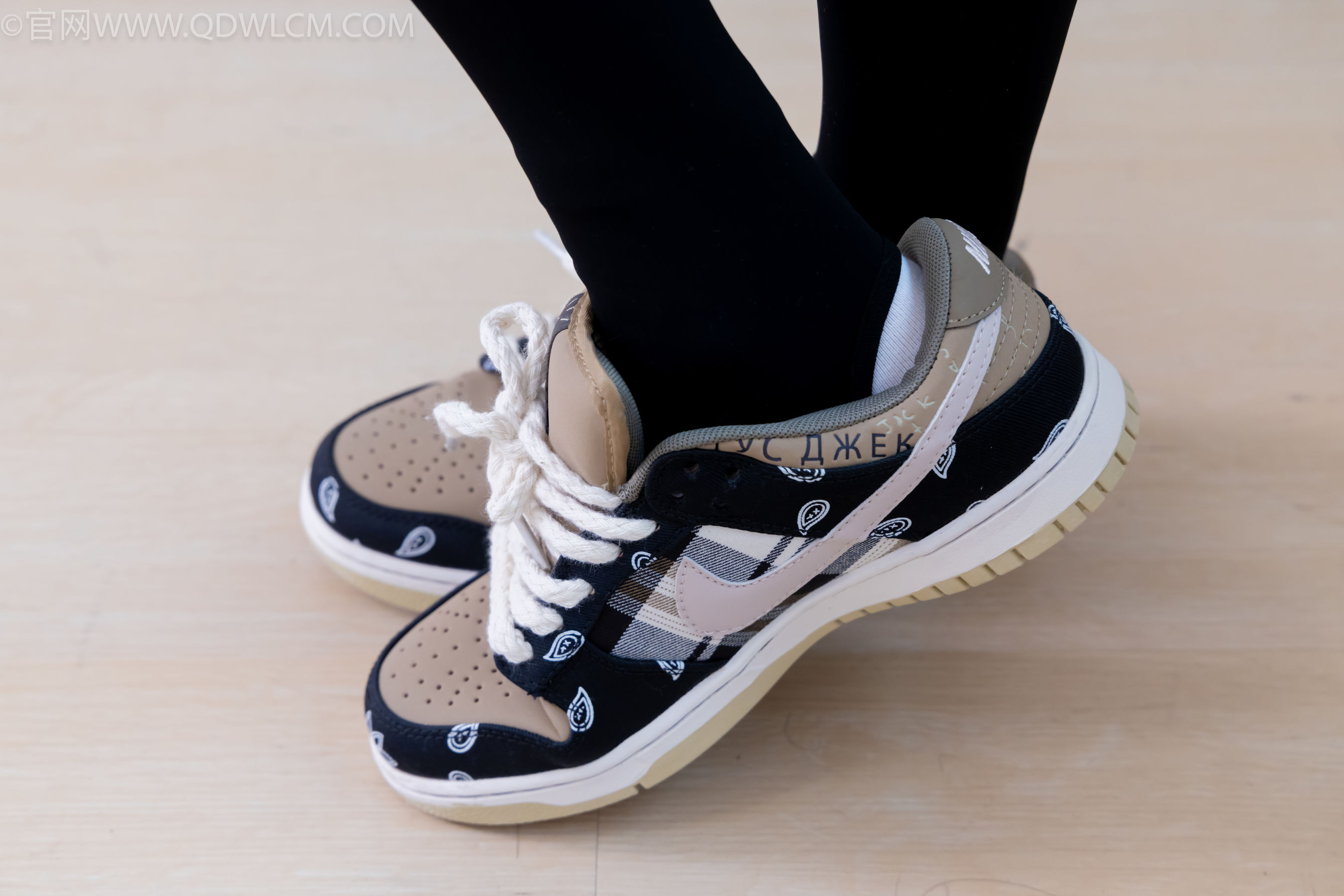 物恋传媒 No.2260 茯苓 -板鞋、黑色踩脚裤、白棉袜/(156P)