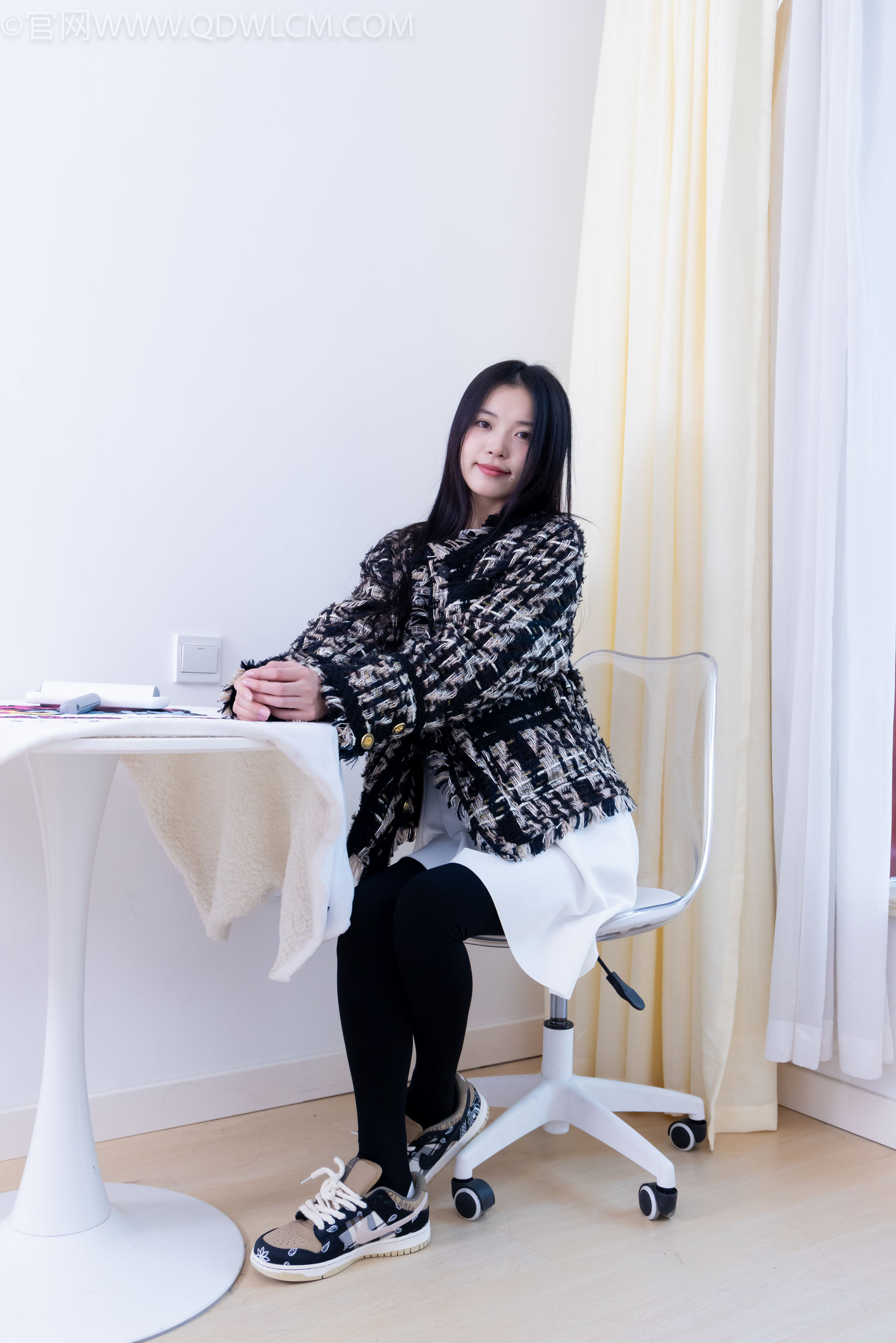 物恋传媒 No.2260 茯苓 -板鞋、黑色踩脚裤、白棉袜/(156P)