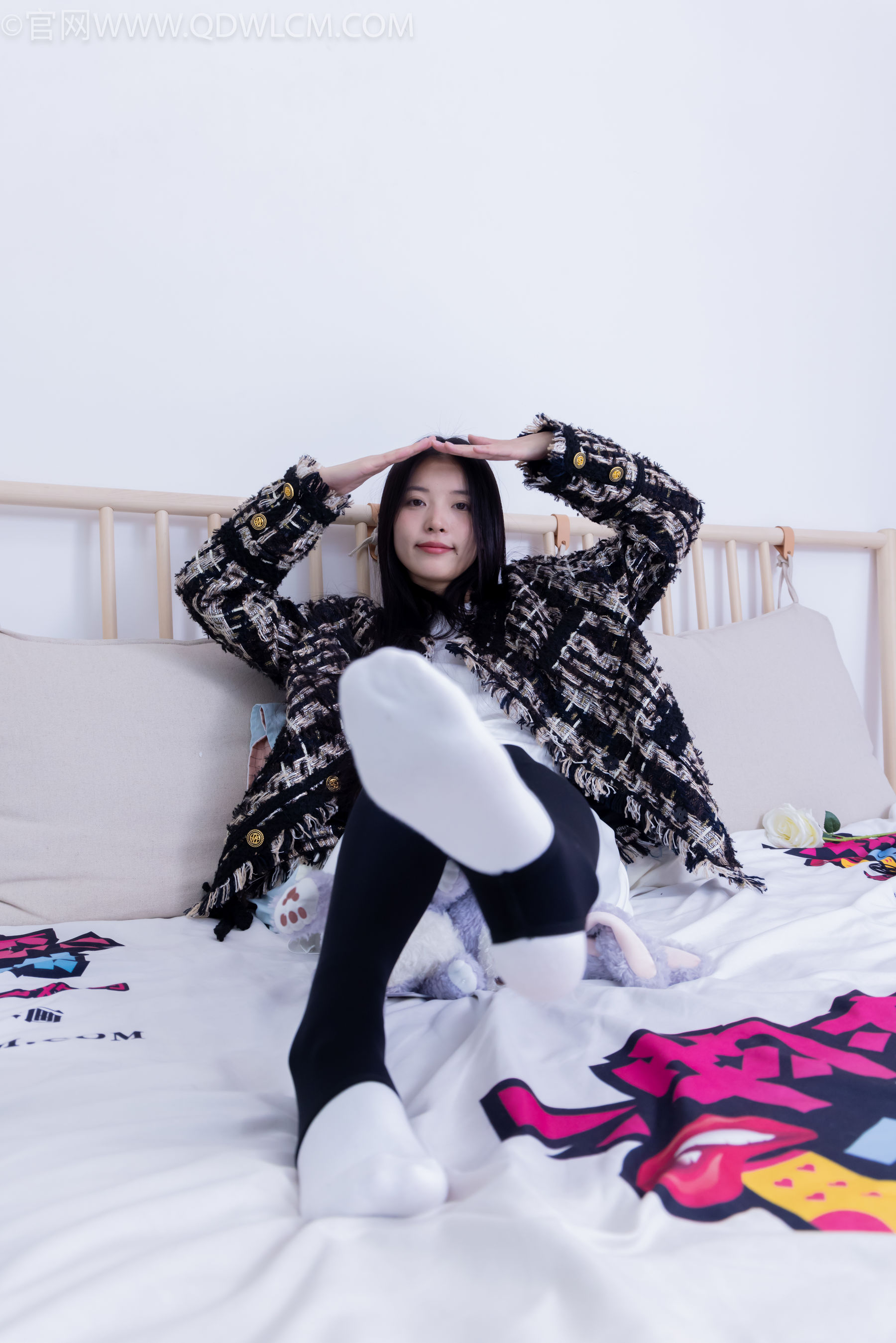 物恋传媒 No.2260 茯苓 -板鞋、黑色踩脚裤、白棉袜/(156P)