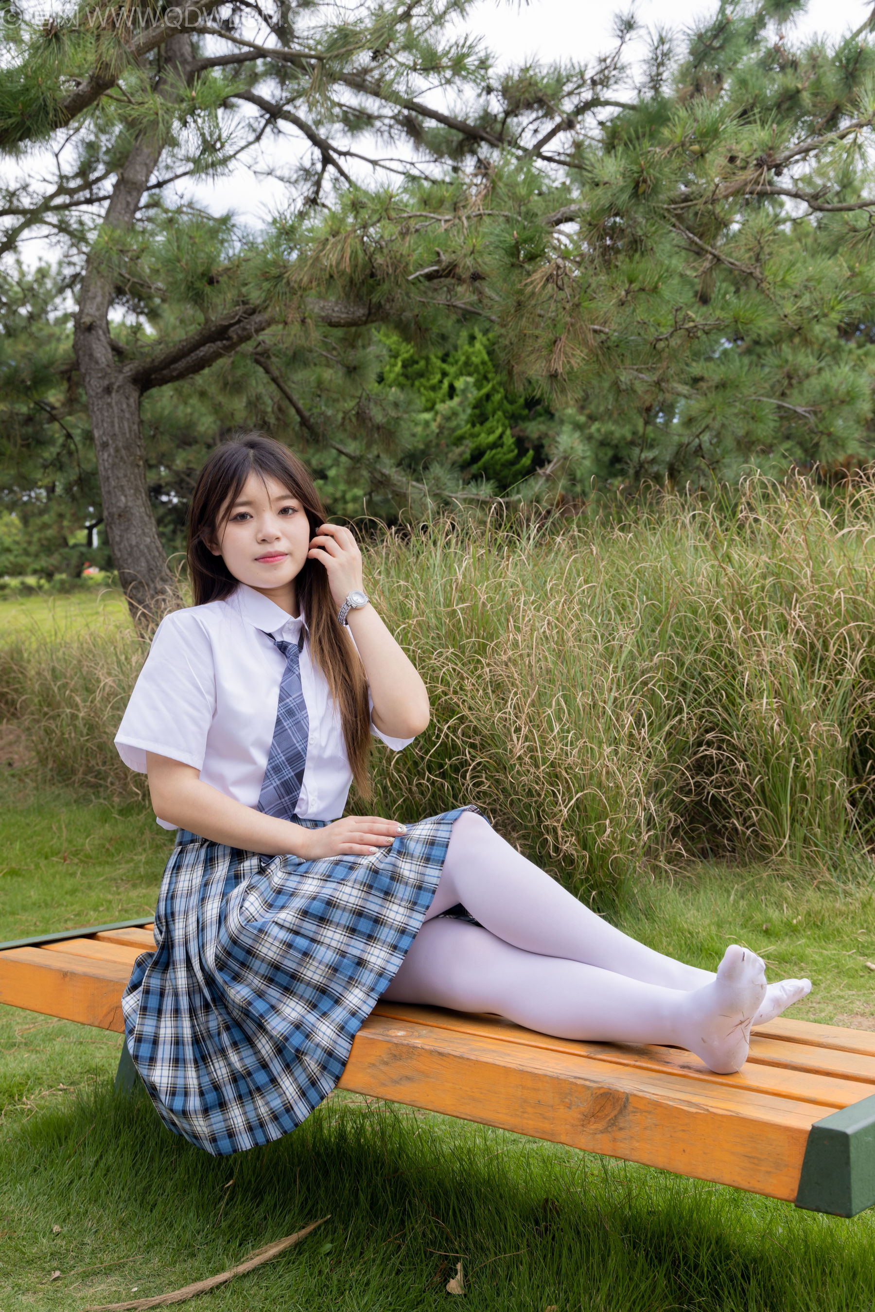 物恋传媒 No.2242 闪闪 -板鞋、厚白丝、户外草地公园沙滩脱鞋丝袜走路剧情/(155P)