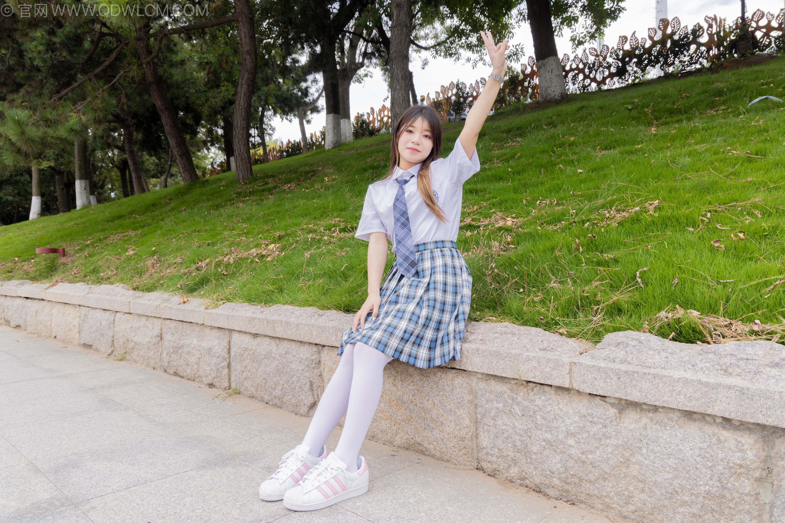 物恋传媒 No.2242 闪闪 -板鞋、厚白丝、户外草地公园沙滩脱鞋丝袜走路剧情/(155P)