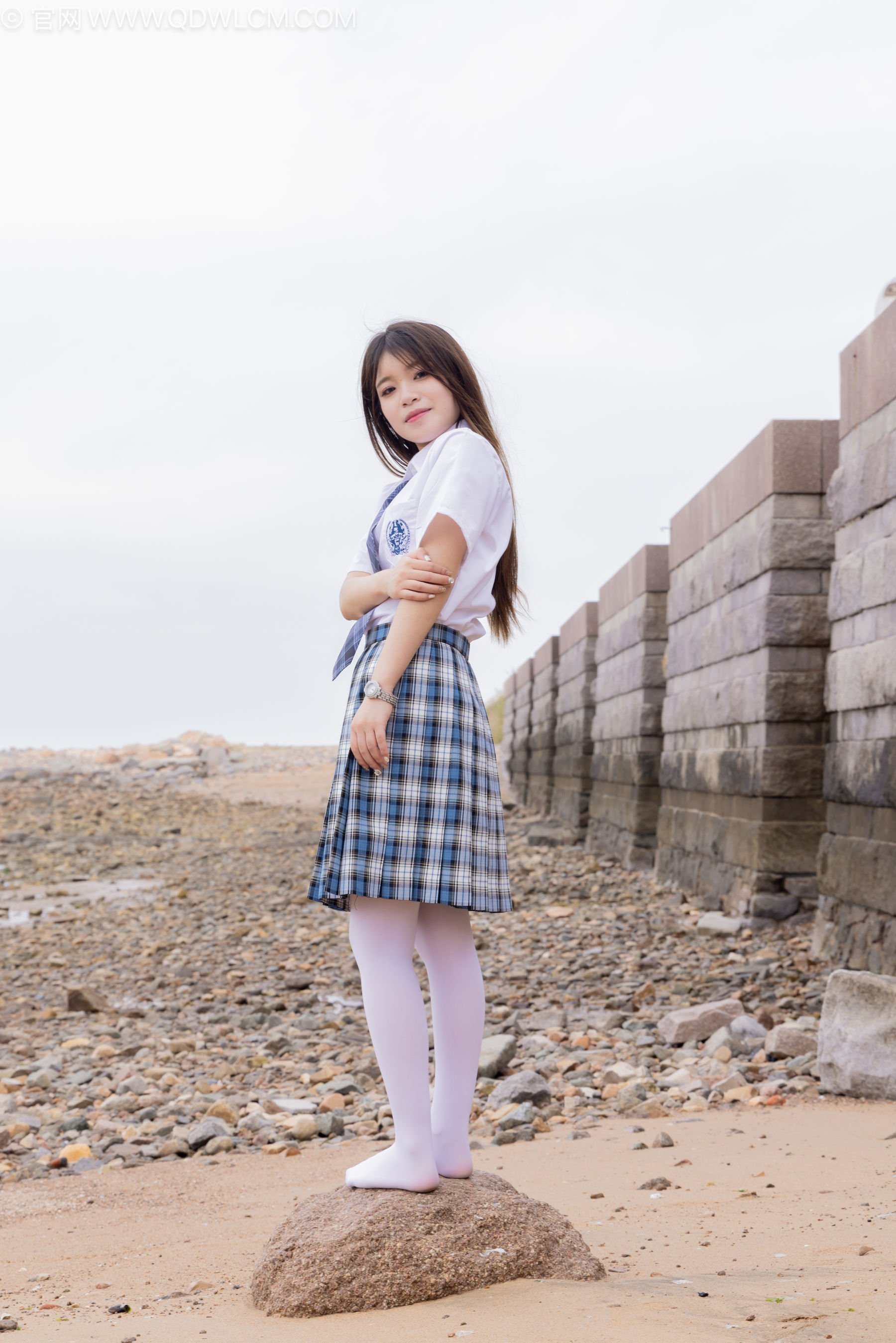 物恋传媒 No.2242 闪闪 -板鞋、厚白丝、户外草地公园沙滩脱鞋丝袜走路剧情/(155P)