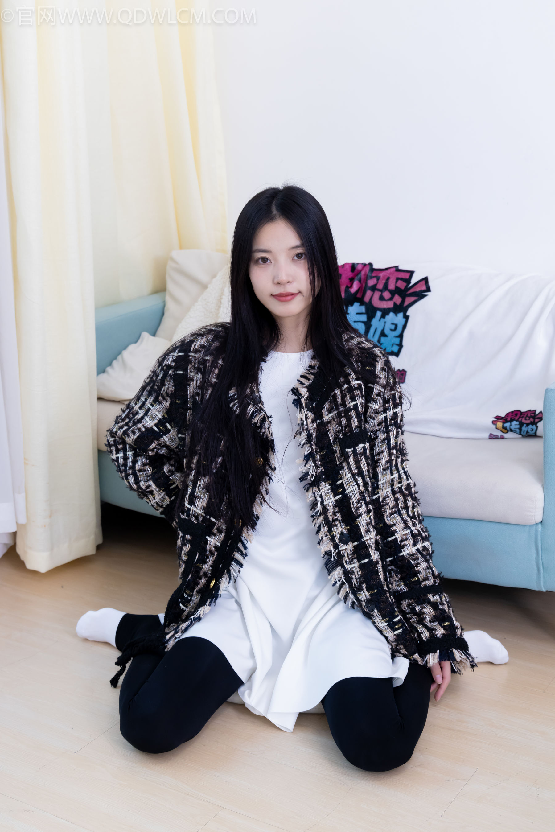 物恋传媒 No.2260 茯苓 -板鞋、黑色踩脚裤、白棉袜/(156P)